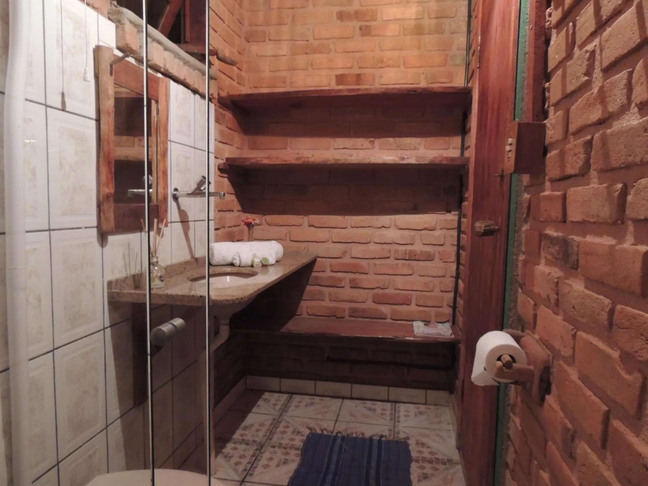 Bathroom in Reserva Canto da Vida Chalés e Camping