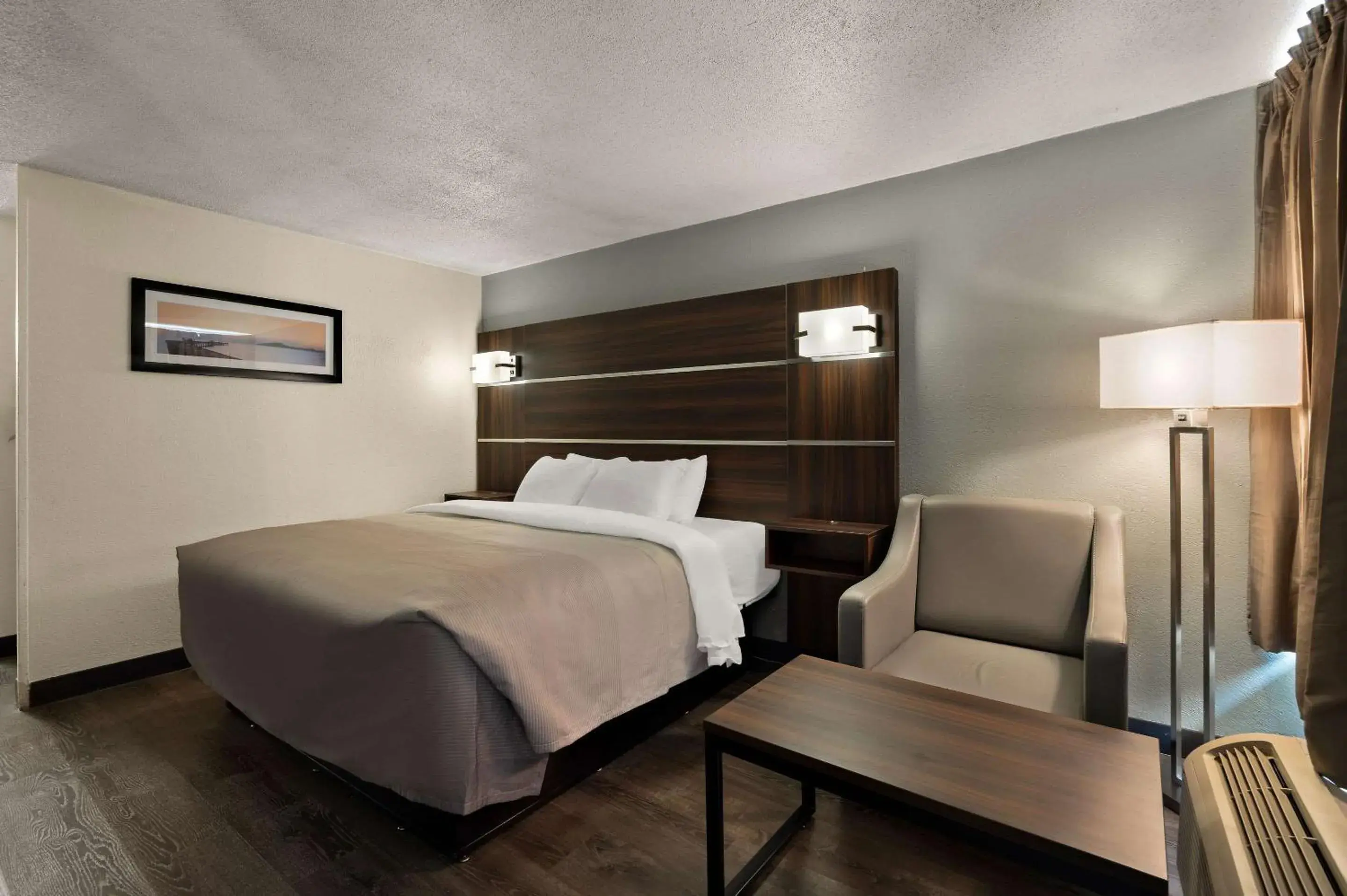 Bed in Quality Inn Bed in Quality Inn