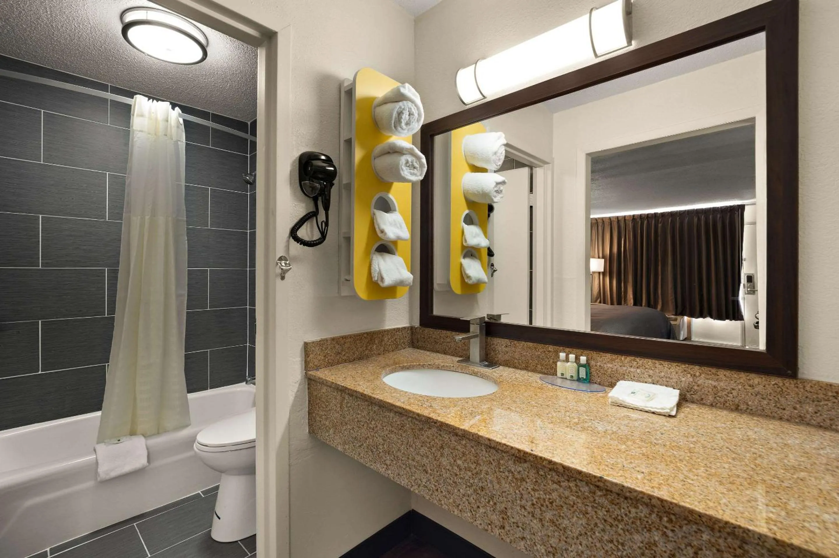 Shower in Quality Inn Yemassee