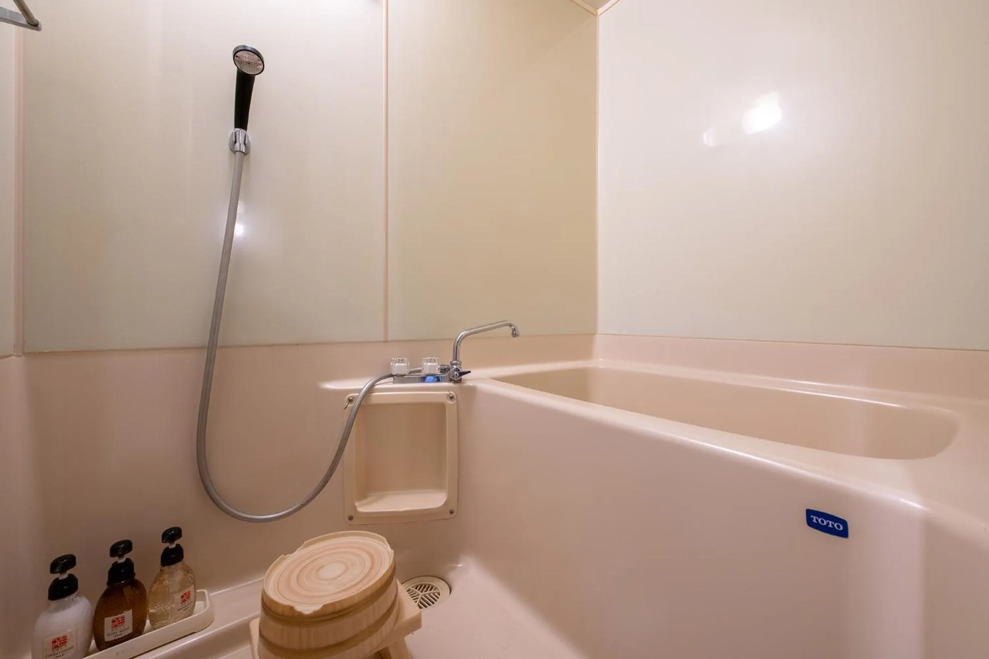 Photo of the whole room in Harataki