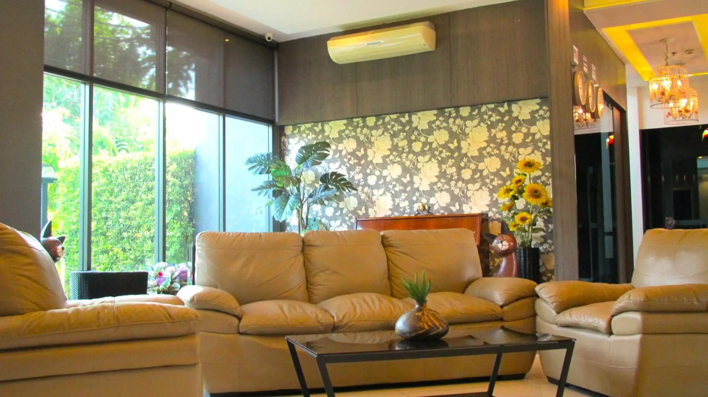 Living room in Nest n Rest Hotel Living room in Nest n Rest Hotel