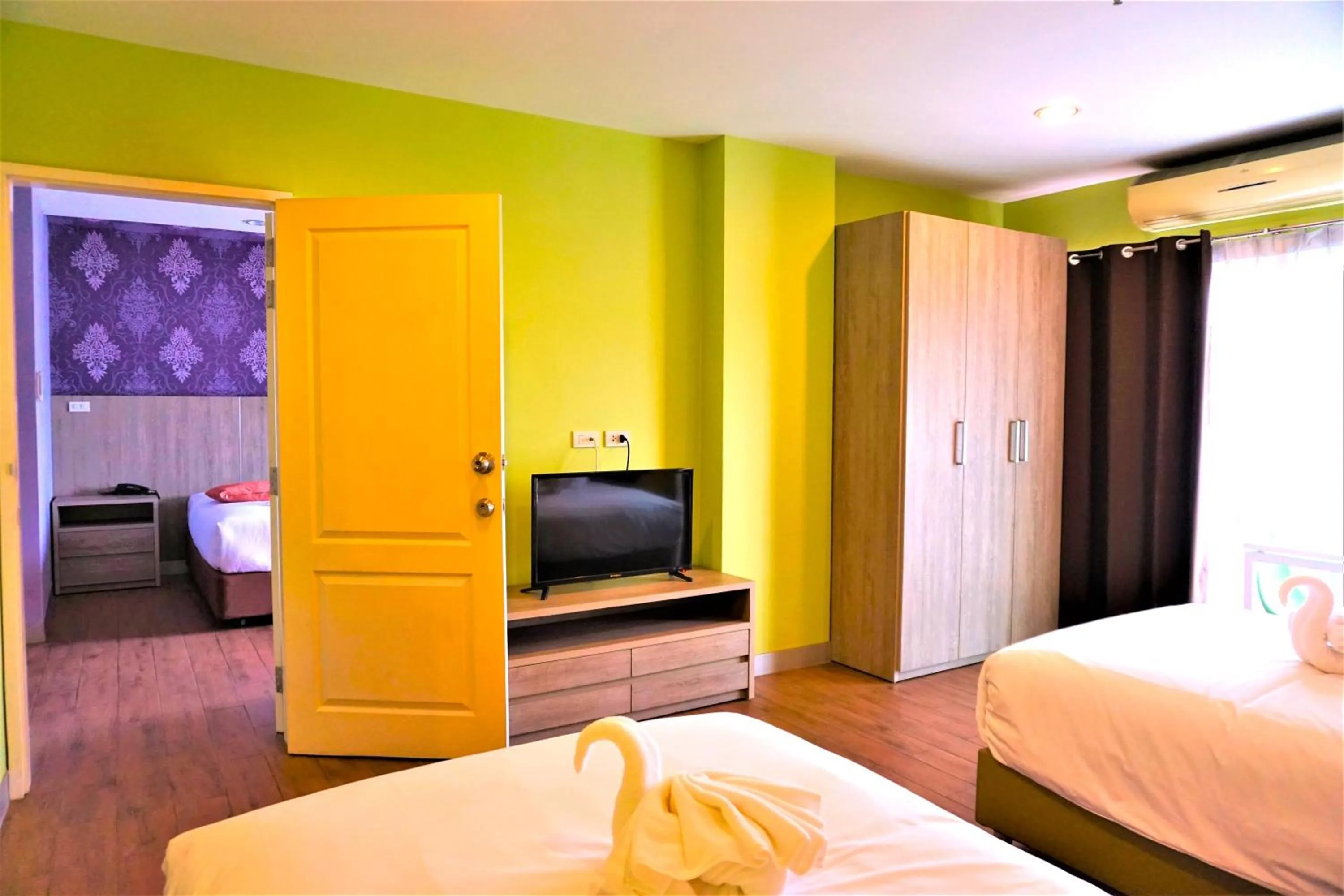 Bedroom, Bed in Nest n Rest Hotel