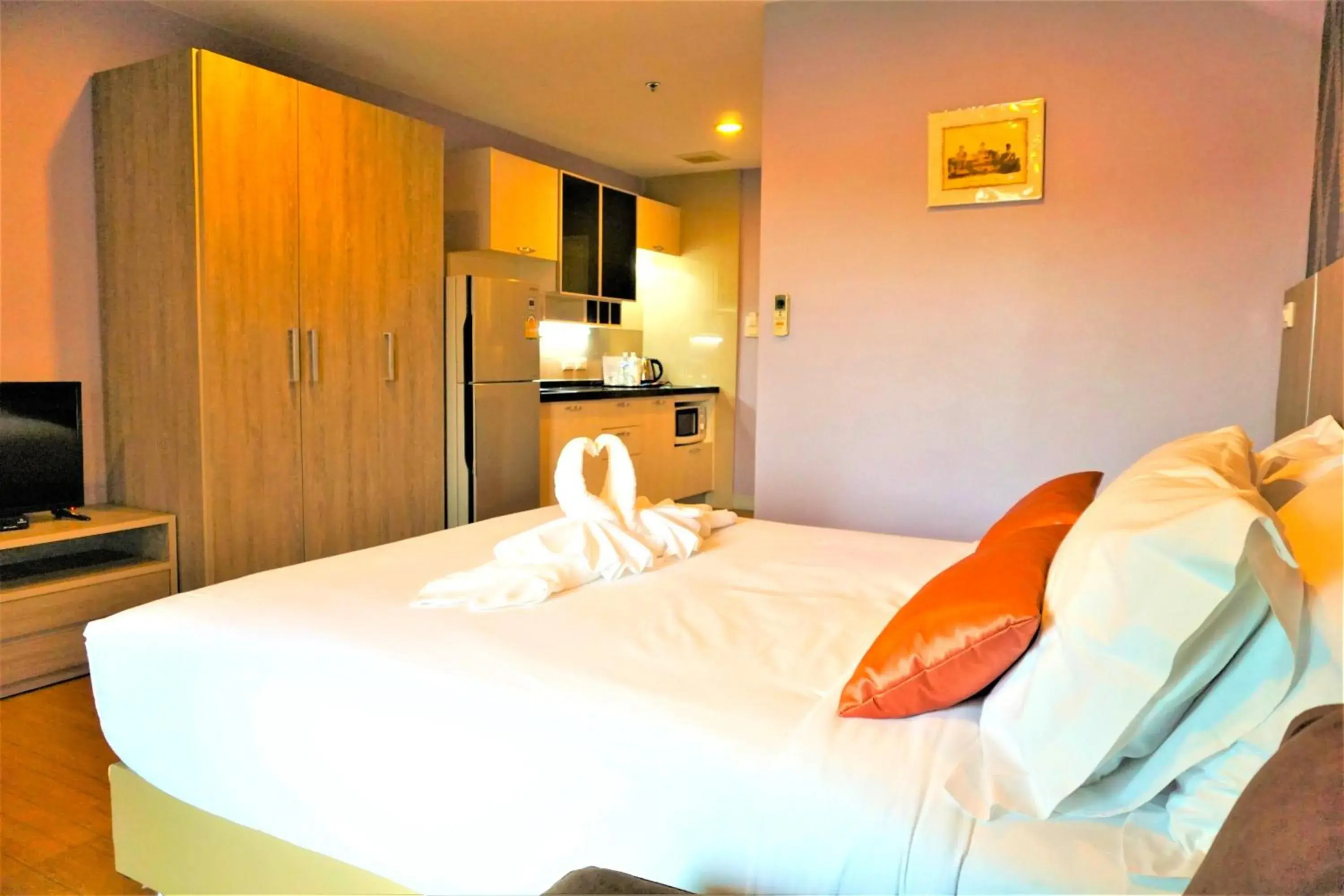 Kitchen or kitchenette, Bed in Nest n Rest Hotel Kitchen or kitchenette, Bed in Nest n Rest Hotel