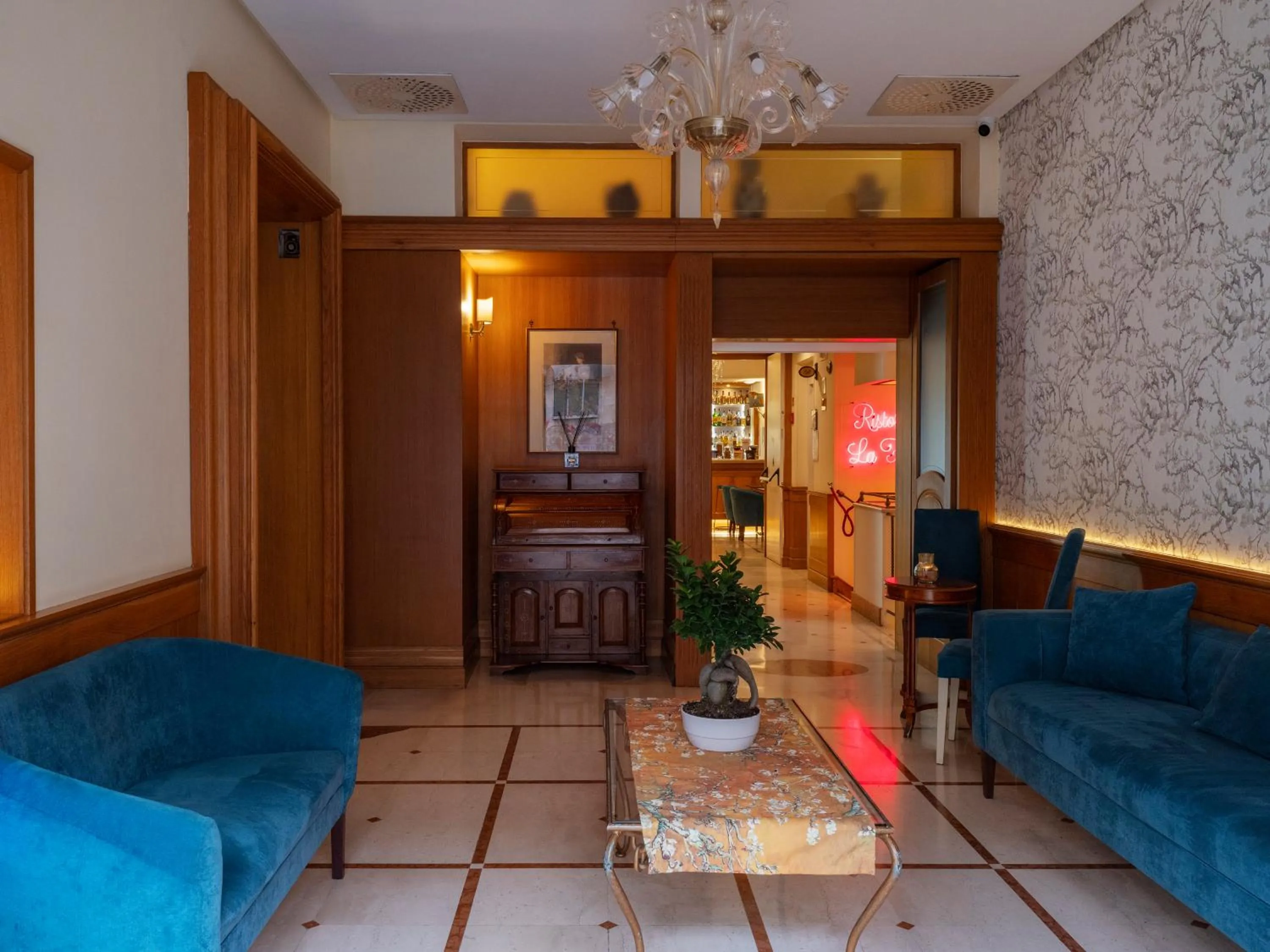 Communal lounge/ TV room in Grand Hotel Europa & Restaurant