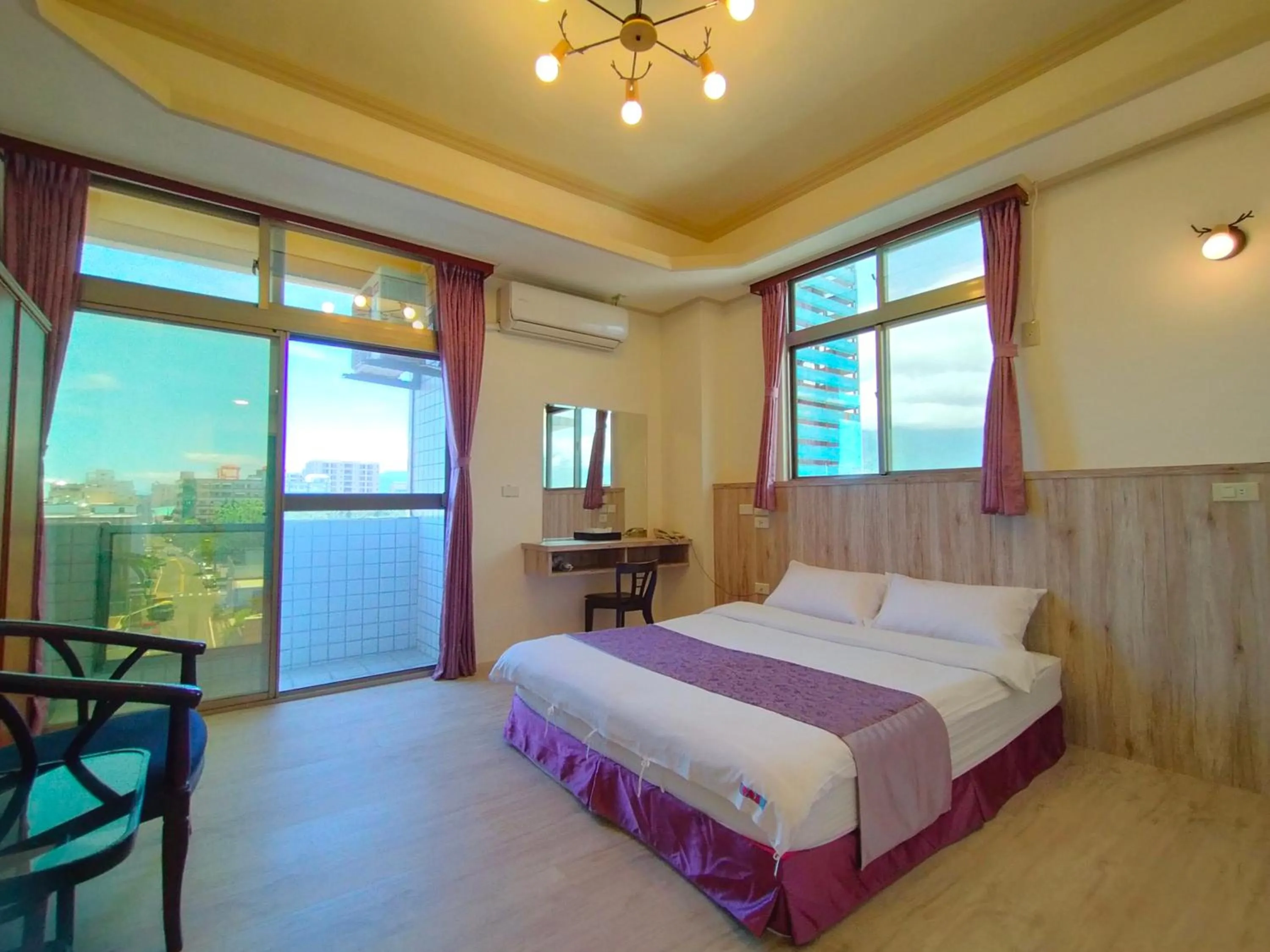 Balcony/Terrace, Bed in 陶陶居商旅 Tautauchu Hotel