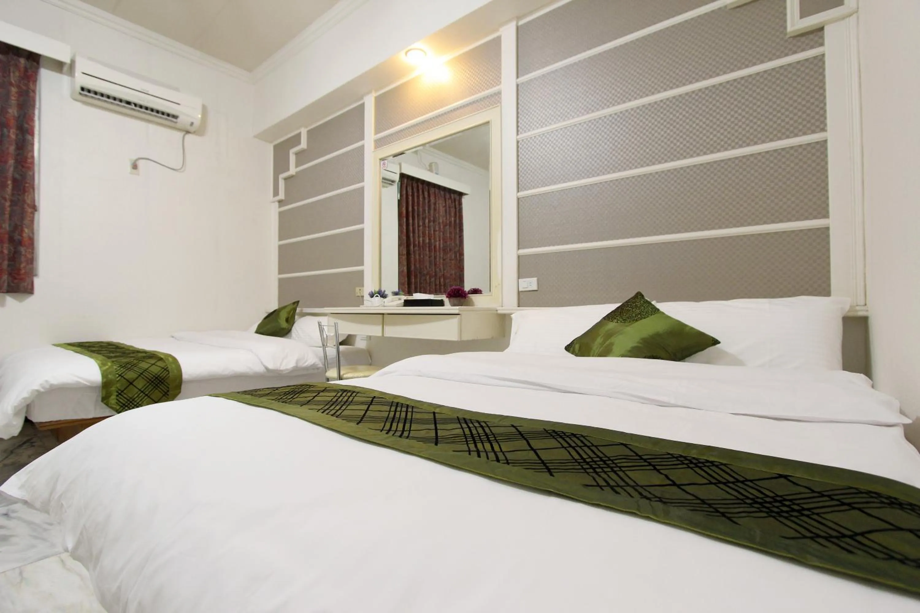 Bedroom, Bed in 陶陶居商旅 Tautauchu Hotel