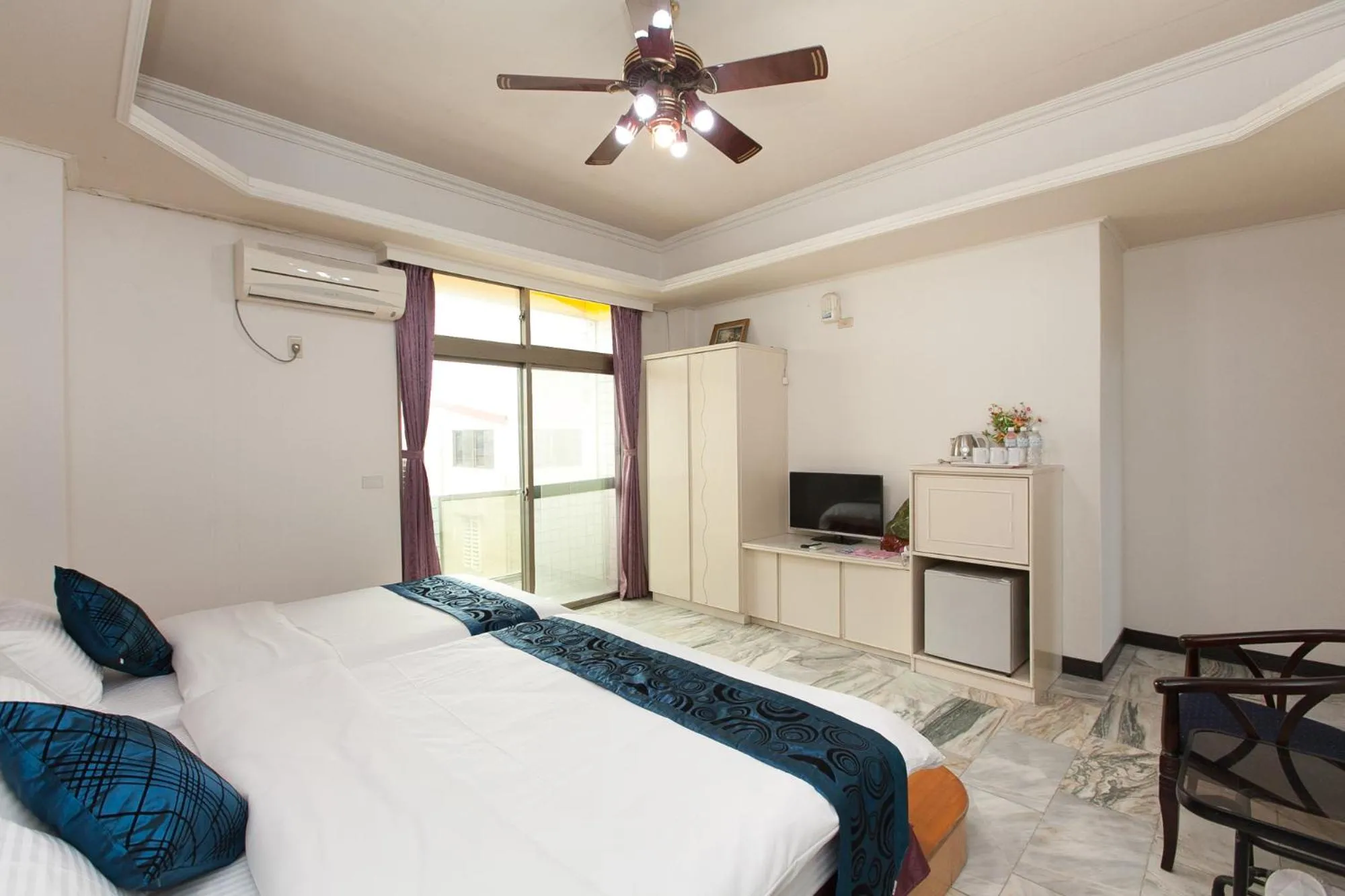 Photo of the whole room, Bed in 陶陶居商旅 Tautauchu Hotel