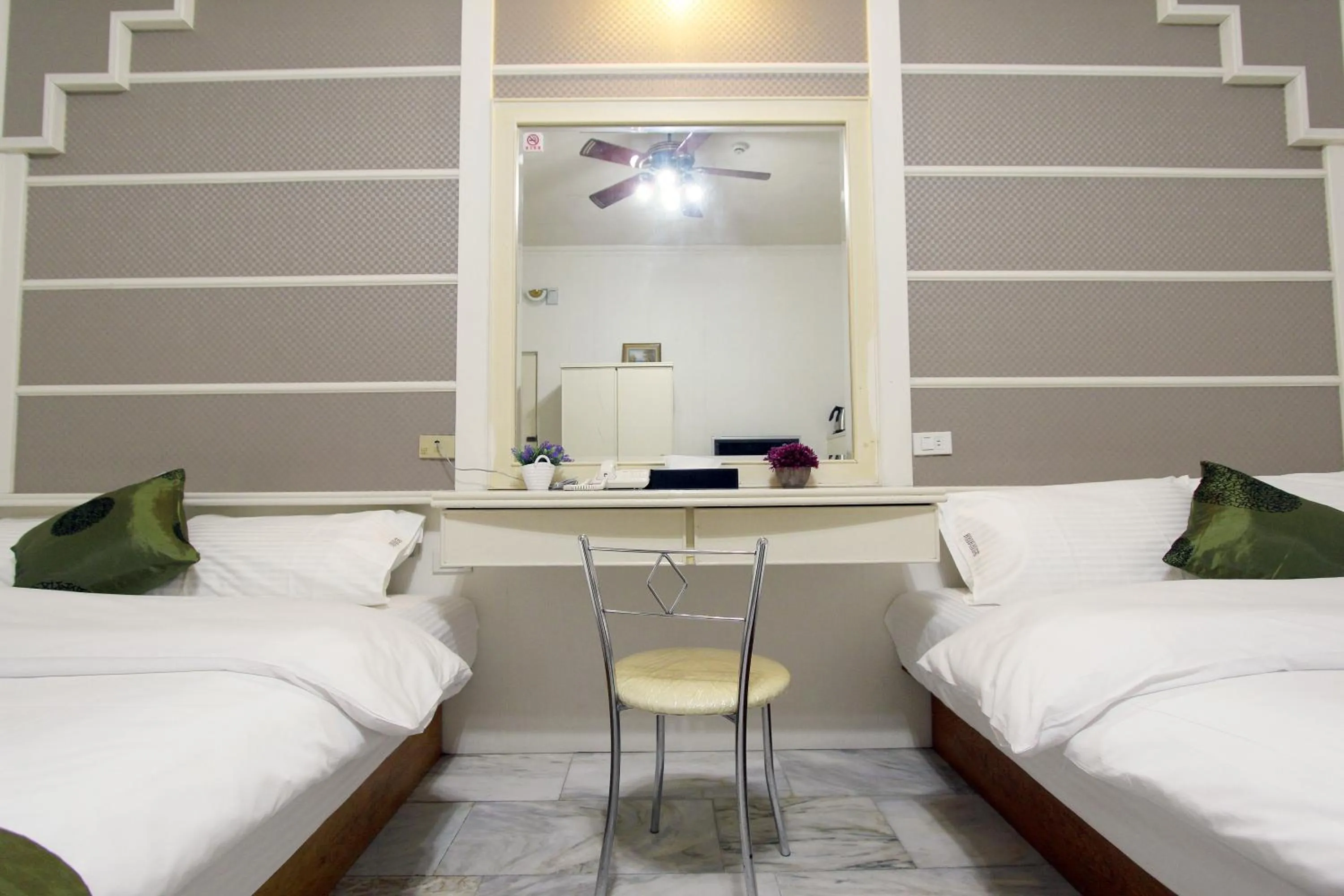 Bedroom, Bed in 陶陶居商旅 Tautauchu Hotel