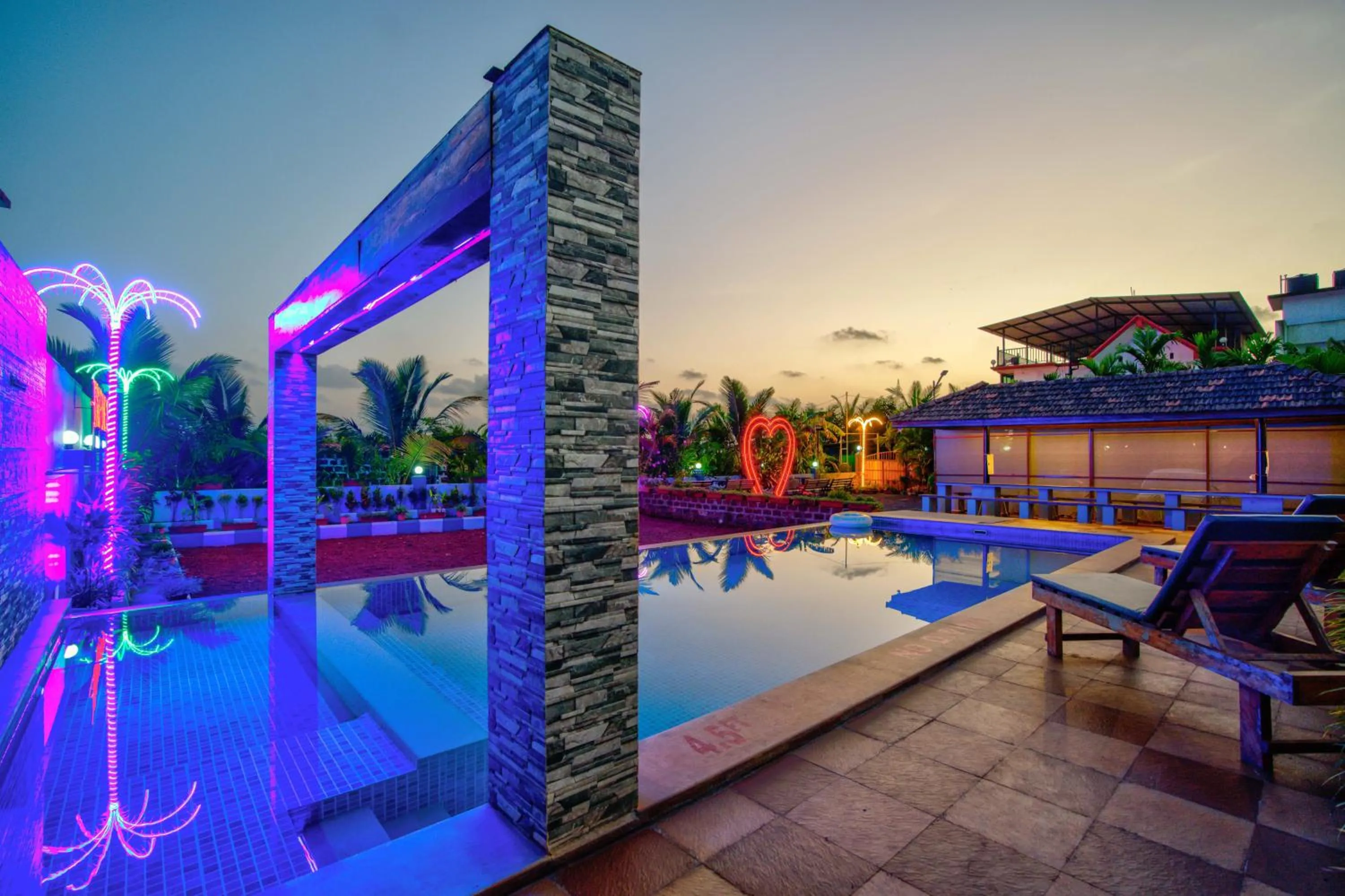 Swimming pool in Rofinos Cottages