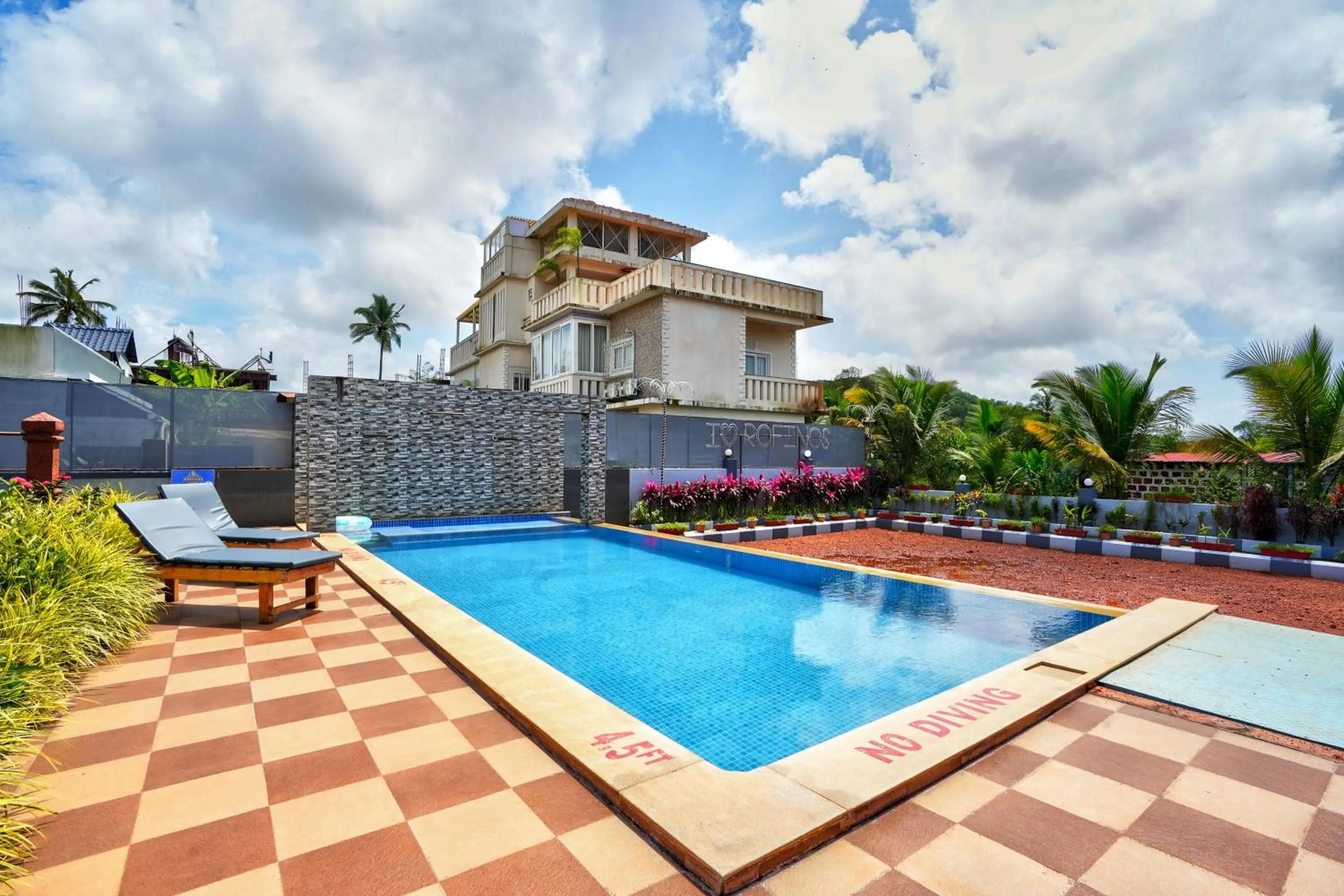 Swimming pool in Rofinos Cottages
