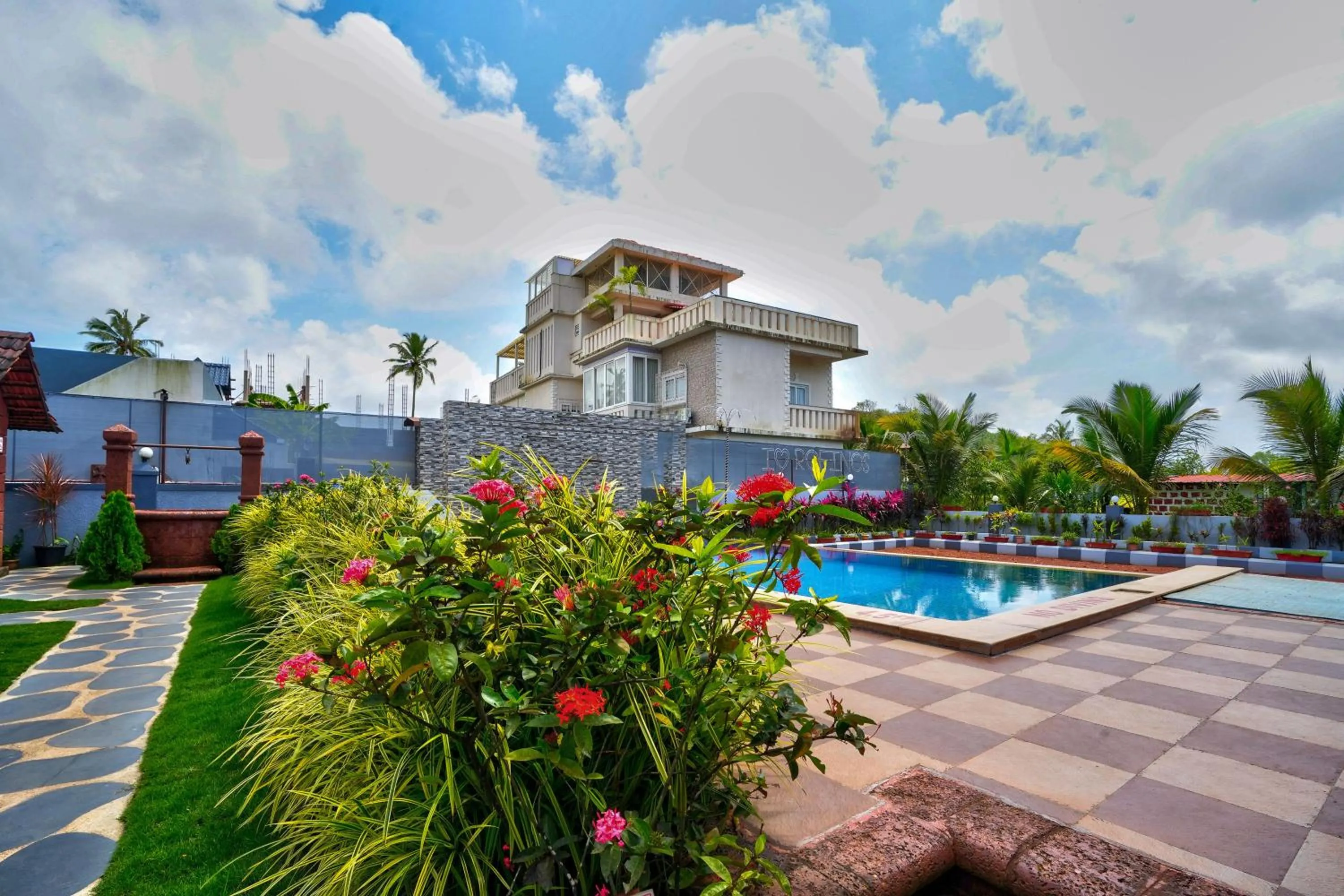 Garden view in Rofinos Cottages