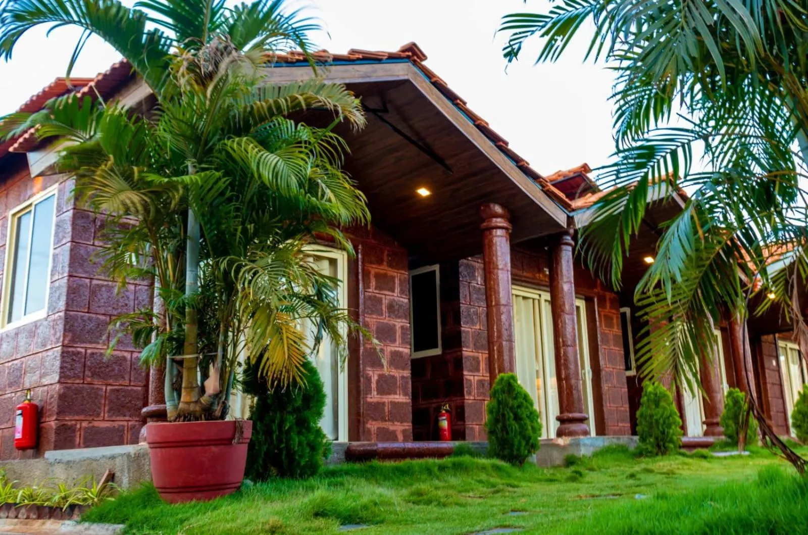 Property building in Rofinos Cottages