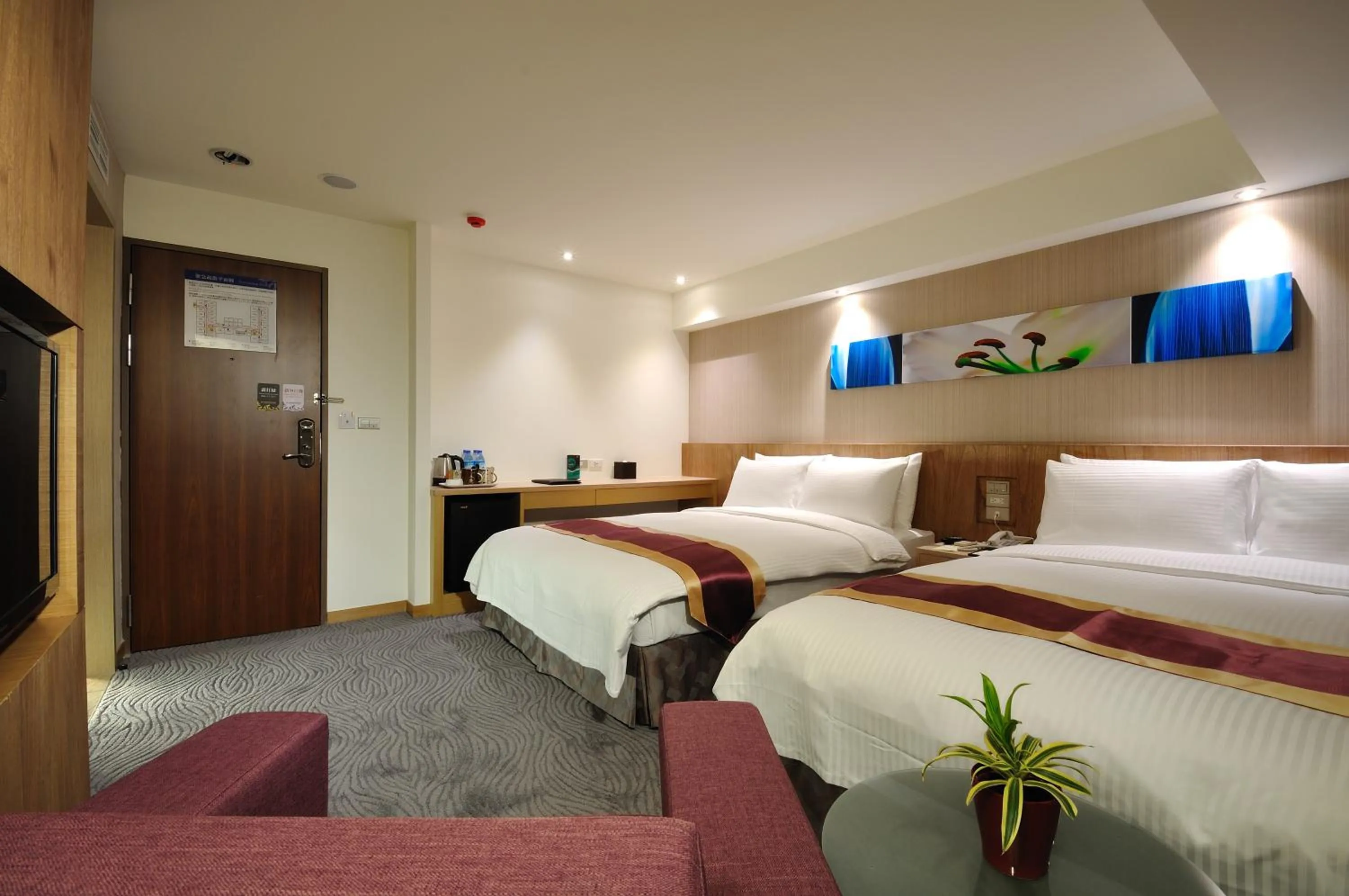 Photo of the whole room, Bed in Hoya Resort Hotel