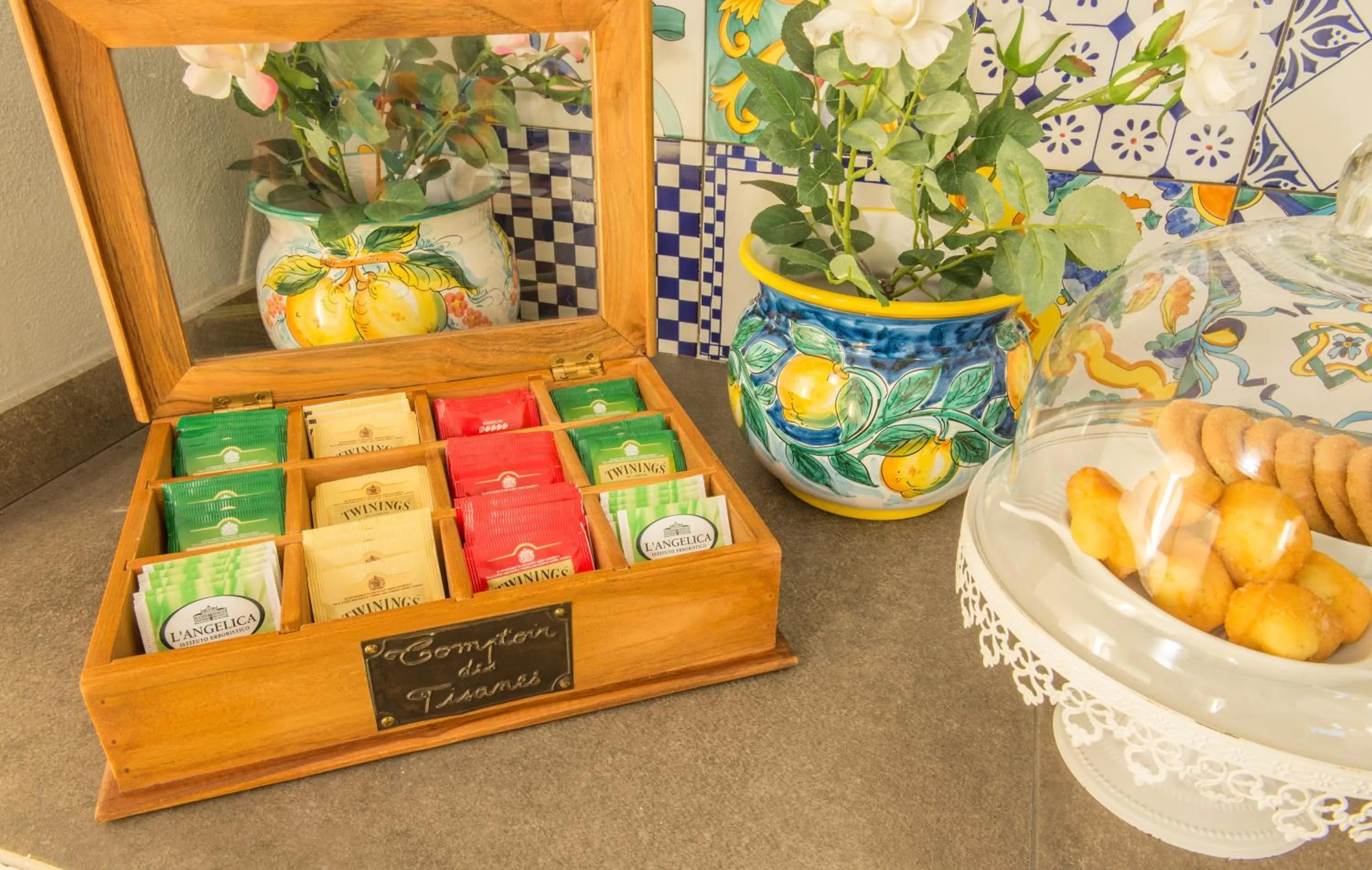 Communal lounge/ TV room in Airone Hotel