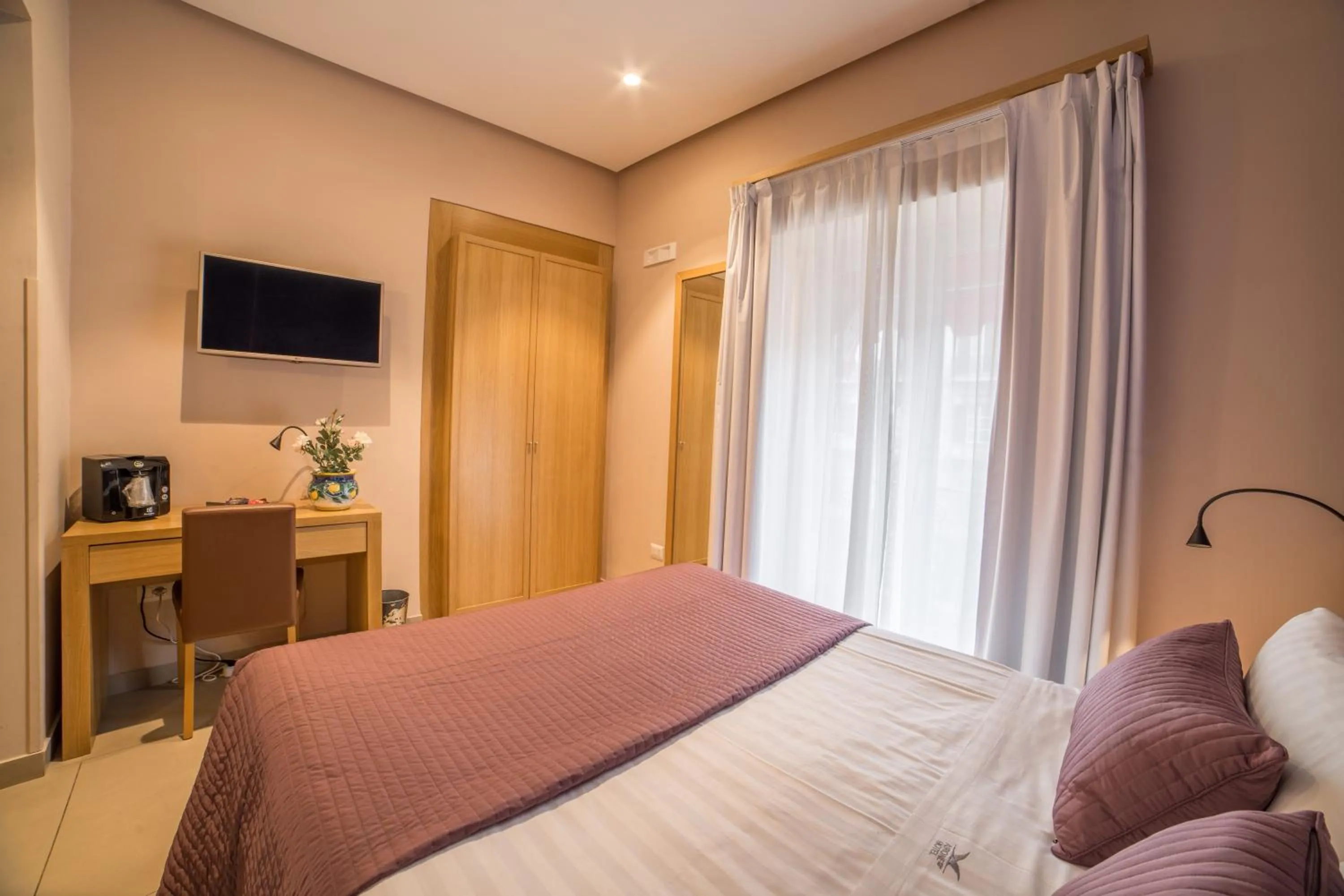 Coffee/tea facilities, Bed in Airone Hotel