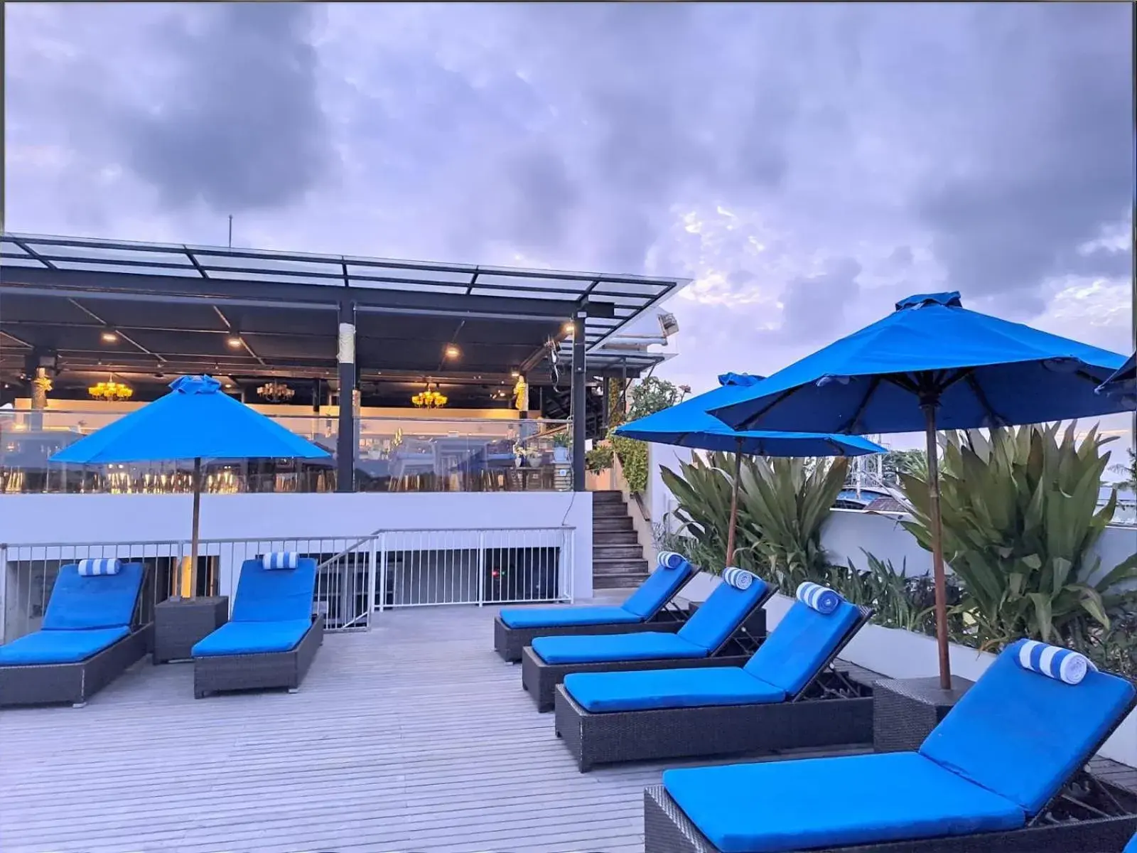 Swimming pool in J4 Hotels Legian Swimming pool in J4 Hotels Legian