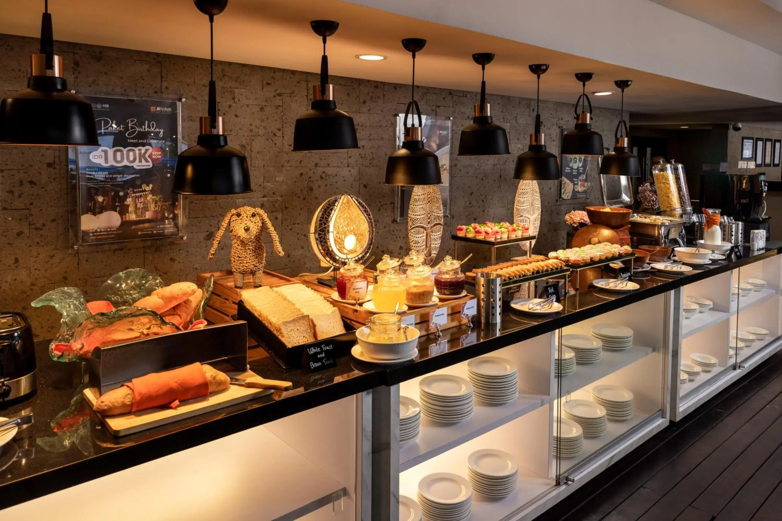 Restaurant/places to eat in J4 Hotels Legian Restaurant/places to eat in J4 Hotels Legian