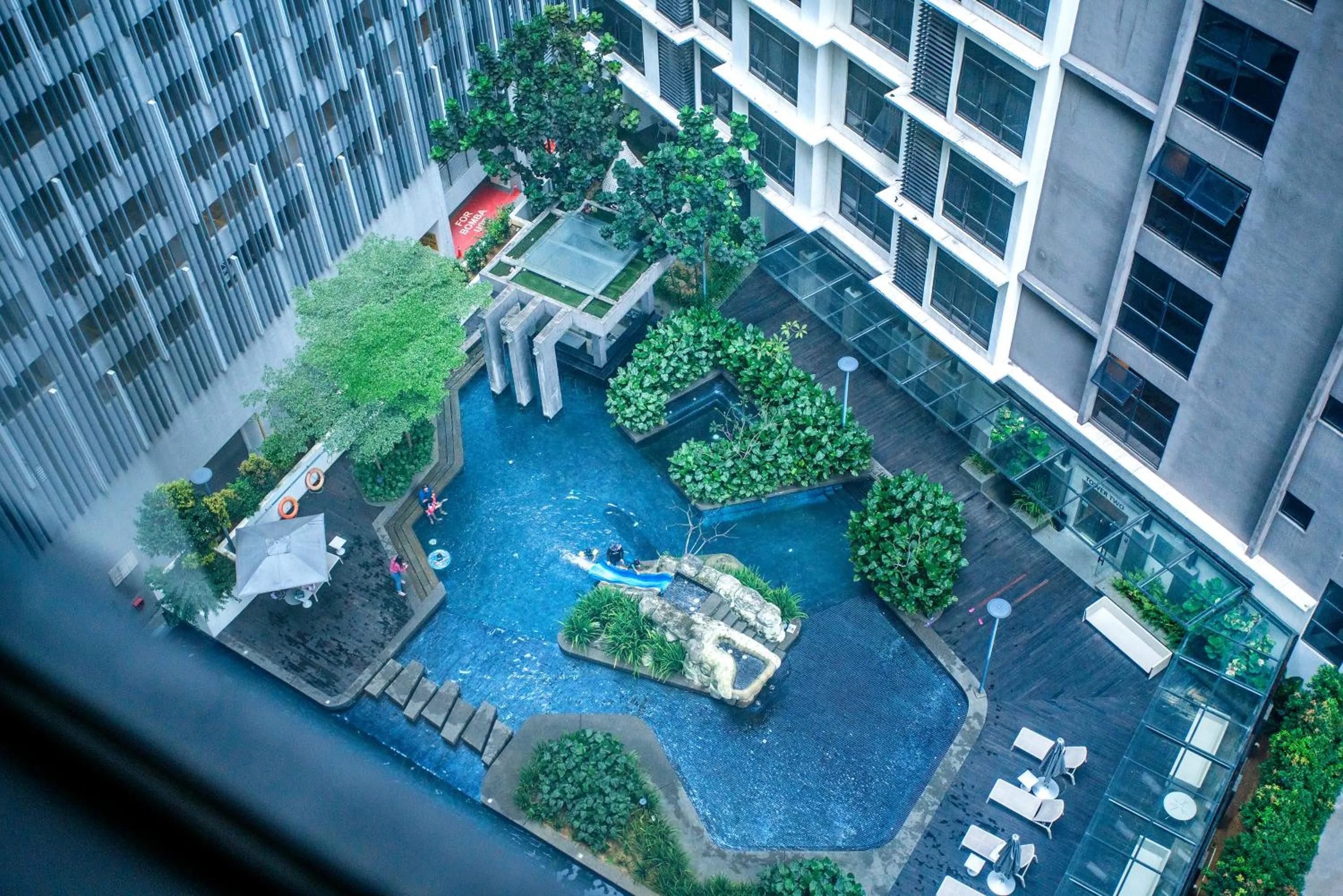 Pool view in 188 Suites with Washer and Bathtub near KLCC Kula Lumpur