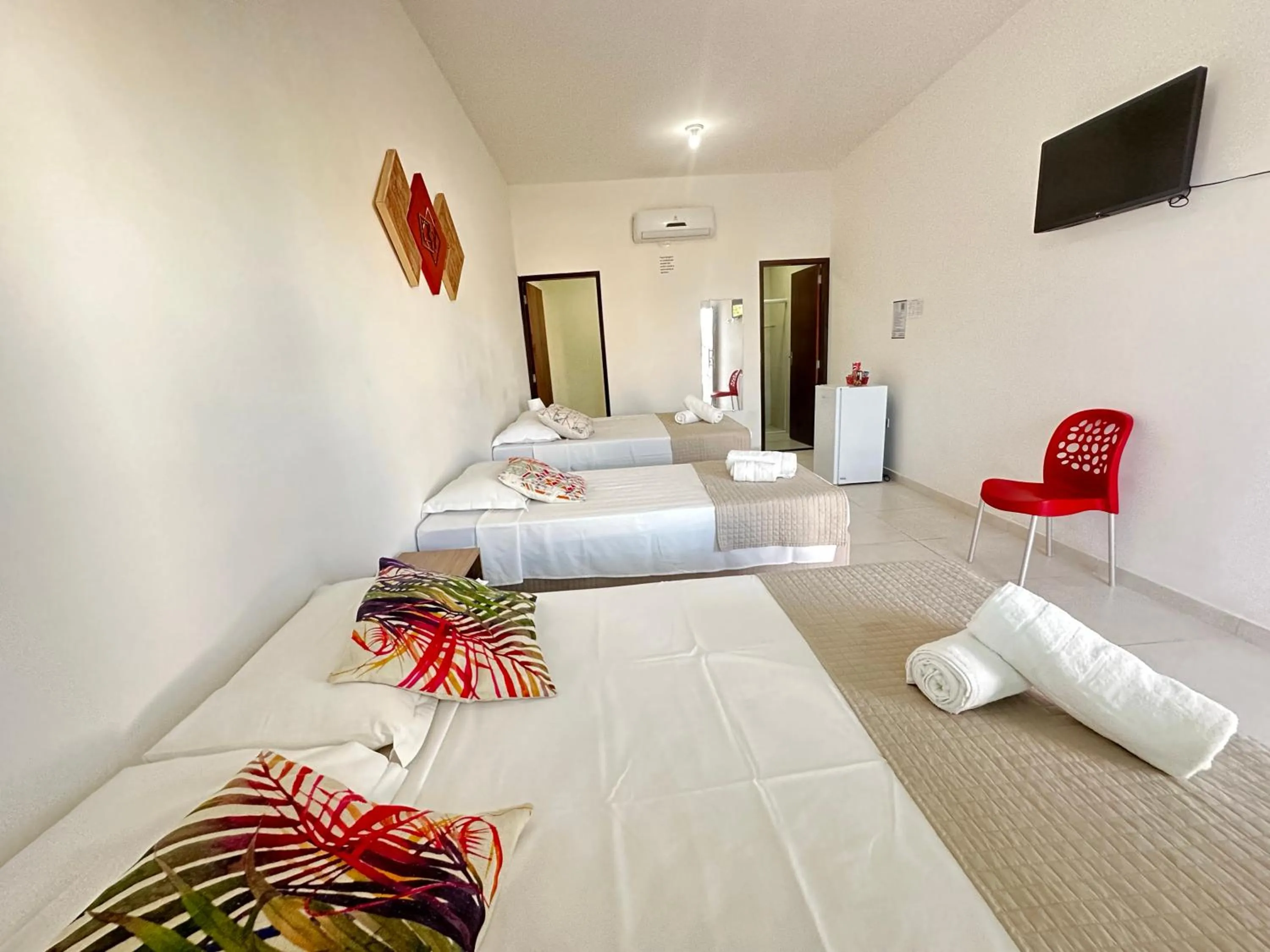 Photo of the whole room, Bed in Dellas Pousada