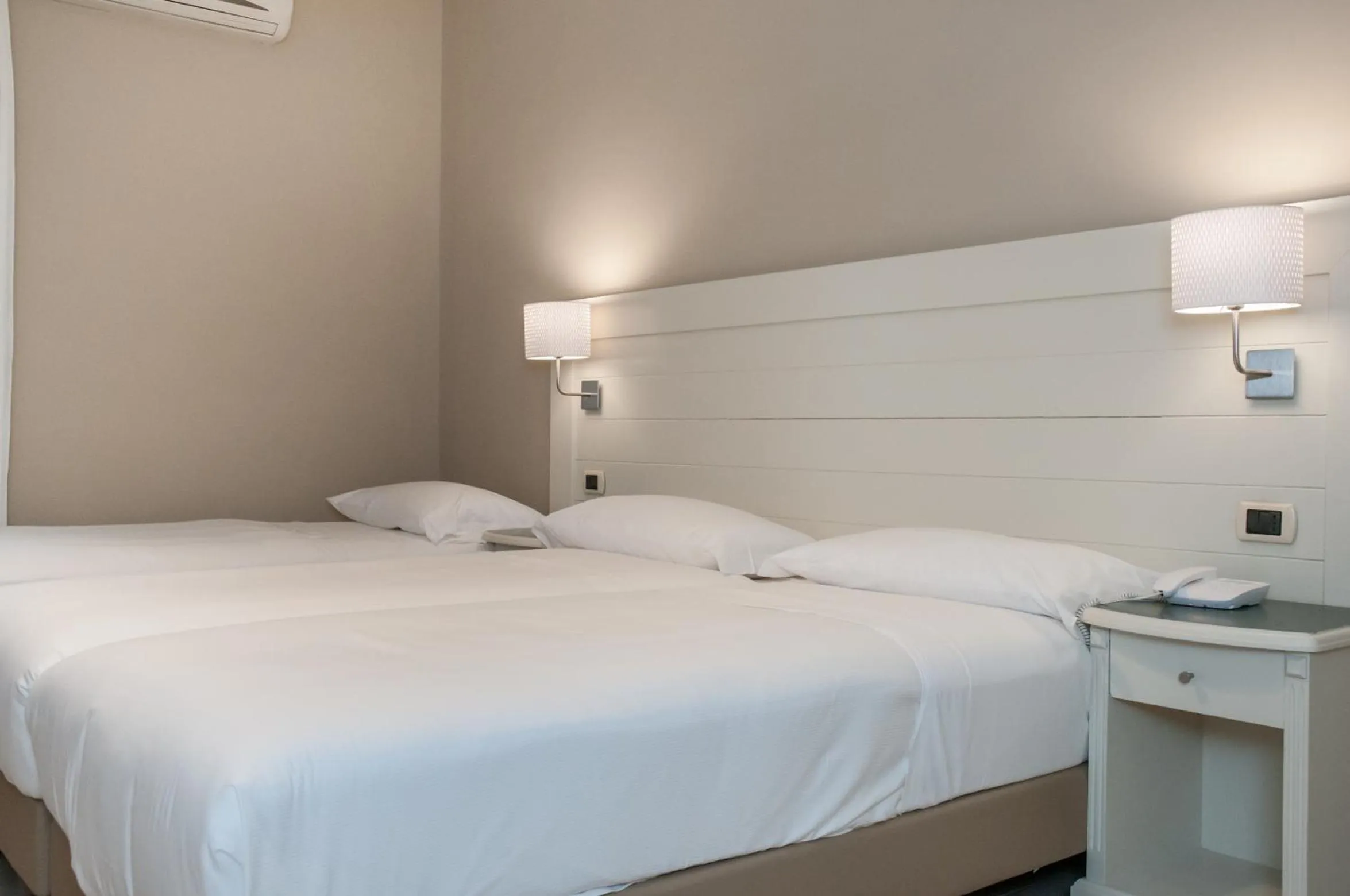 Shower, Bed in Astoria Hotel