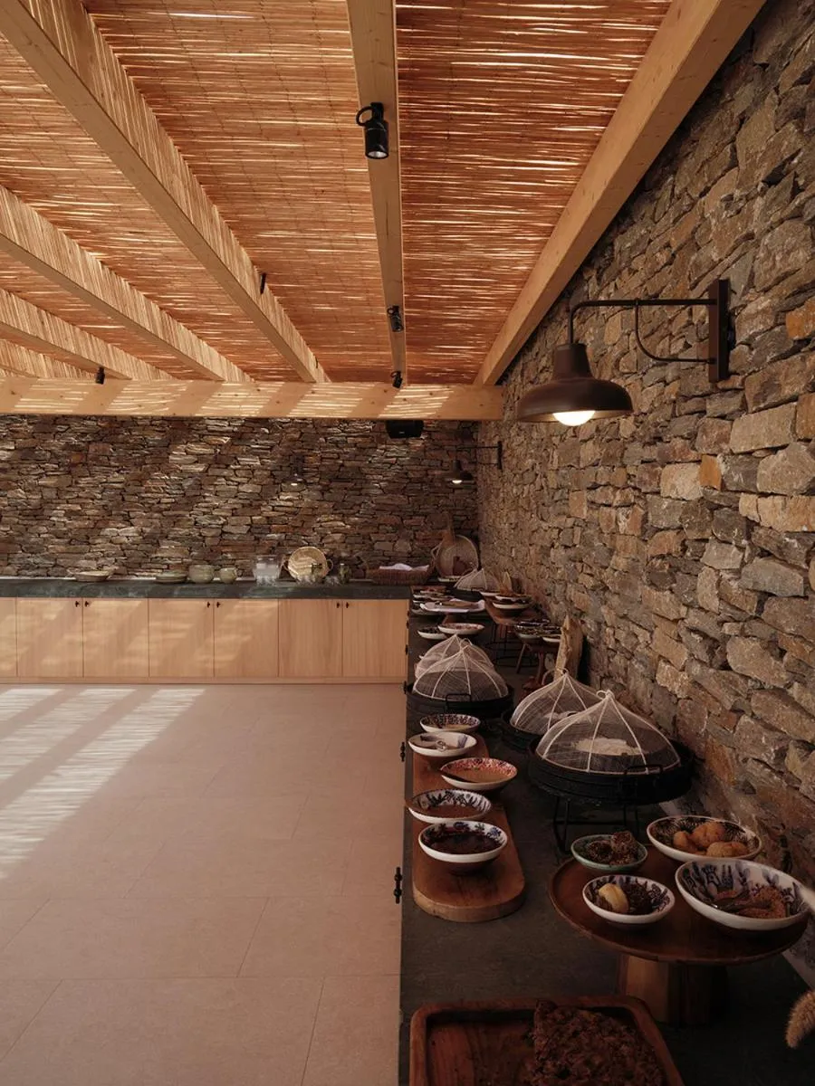 Restaurant/places to eat in NOS Hotel & Villas