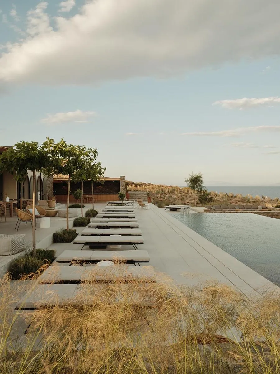 Restaurant/places to eat in NOS Hotel & Villas