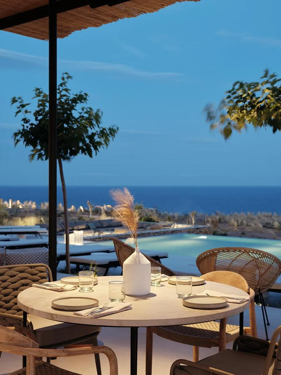 Restaurant/places to eat in NOS Hotel & Villas