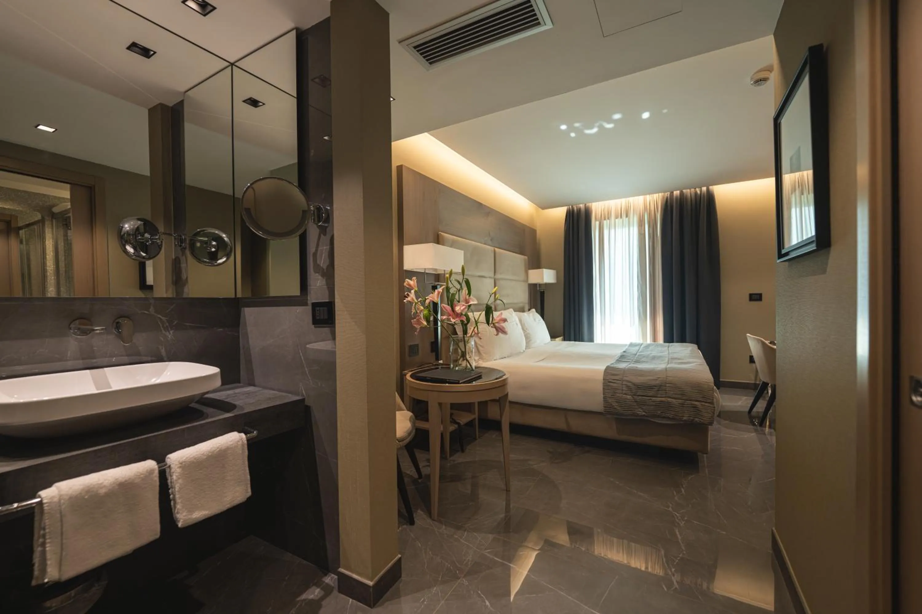 Photo of the whole room, Bed in Hotel Forum
