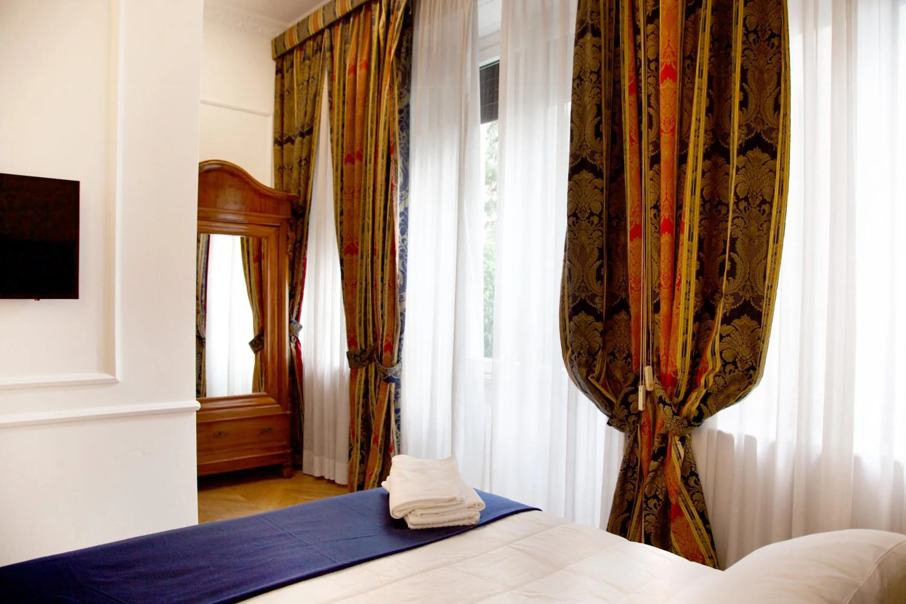 TV and multimedia, Bed in Hotel Silva