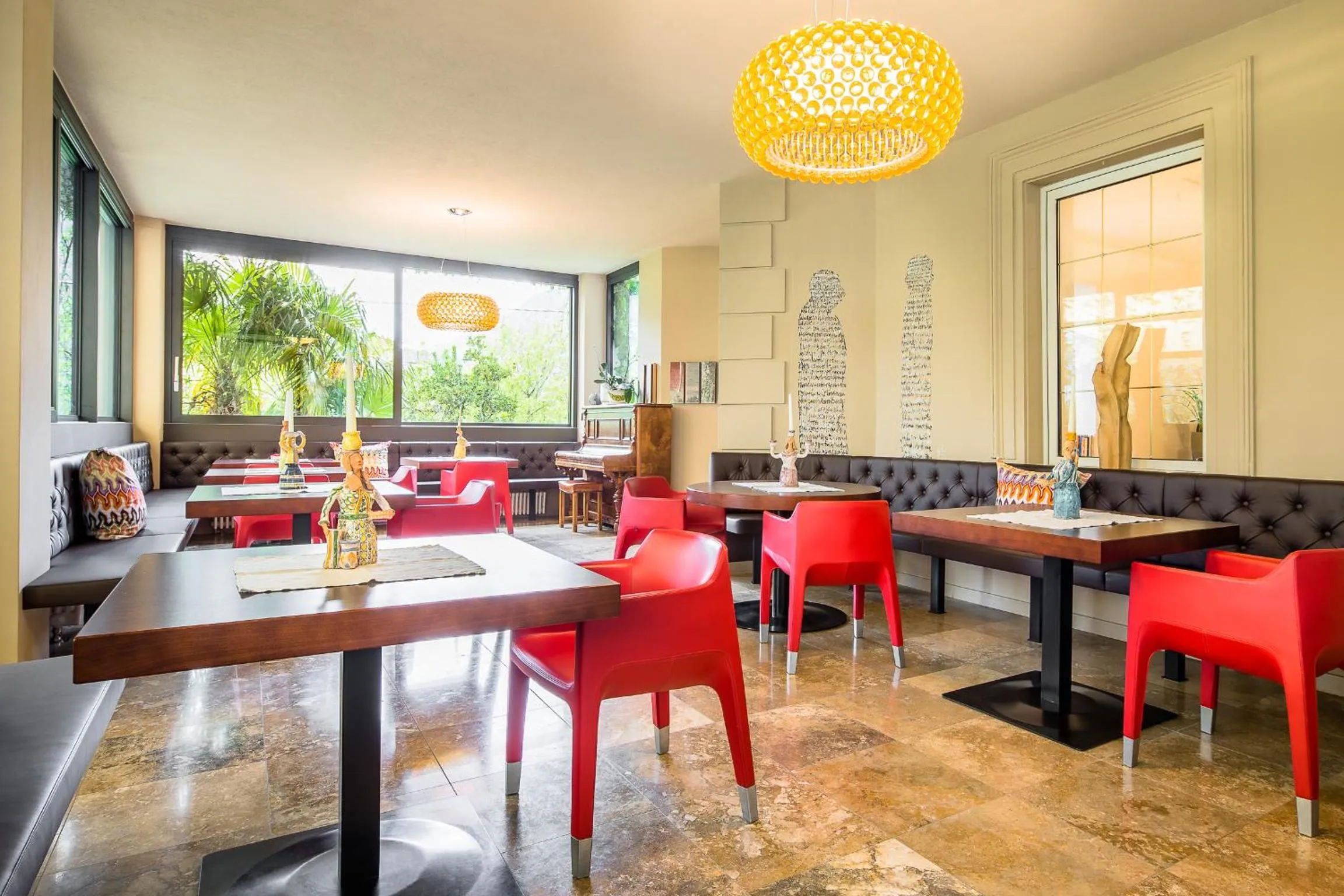 Restaurant/places to eat in Villa Tivoli