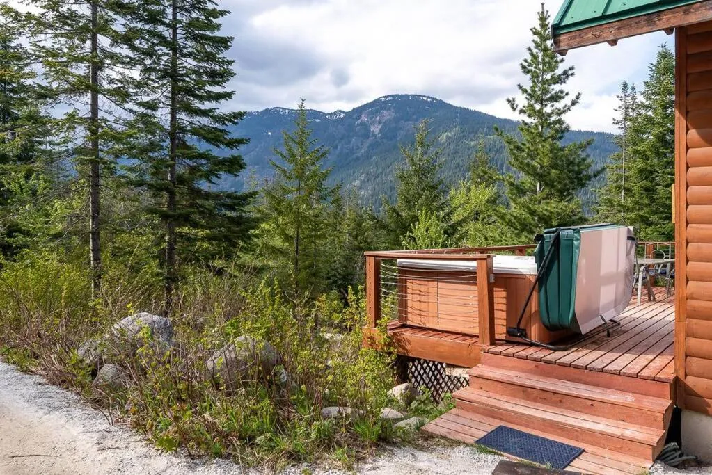 Hot Tub Cool Views: Roaring Creek Cabin
