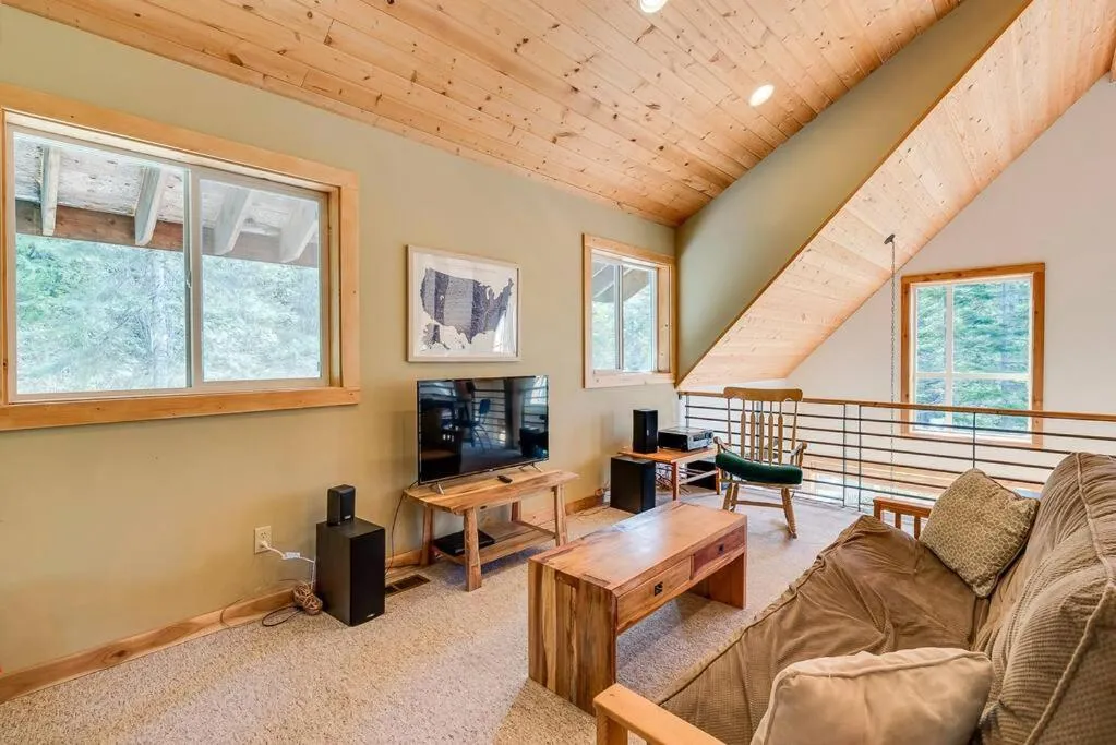 Hot Tub Cool Views: Roaring Creek Cabin