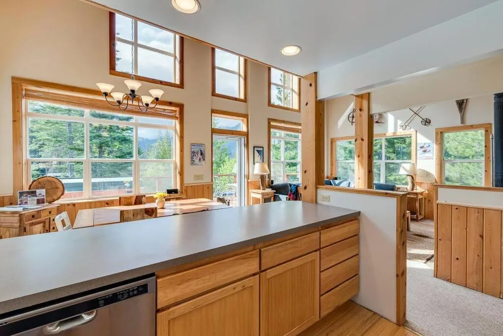 Hot Tub Cool Views: Roaring Creek Cabin