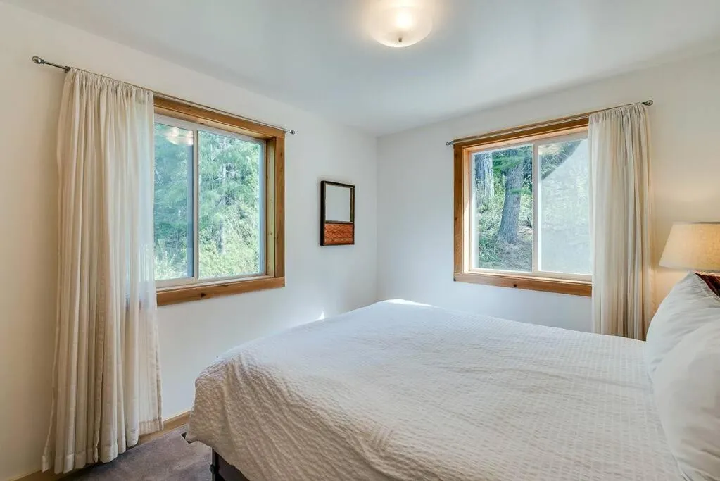 Bed in Hot Tub Cool Views: Roaring Creek Cabin