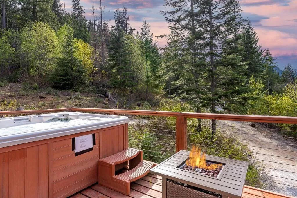 Hot Tub Cool Views: Roaring Creek Cabin
