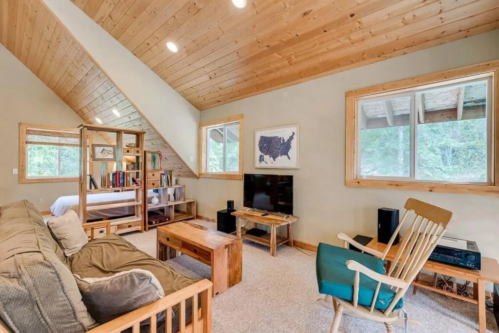 Hot Tub Cool Views: Roaring Creek Cabin