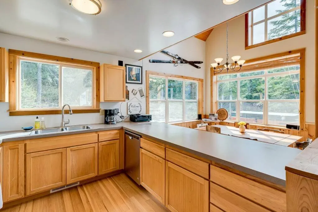 Hot Tub Cool Views: Roaring Creek Cabin