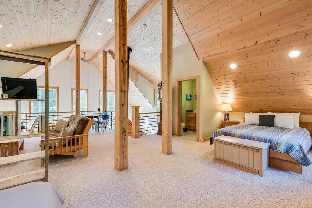 Bed in Hot Tub Cool Views: Roaring Creek Cabin