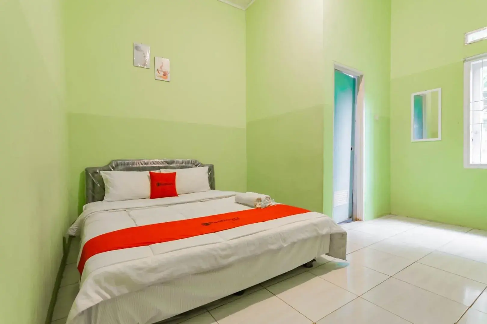 Double Room in RedDoorz near Tugu Pramuka Cianjur Double Room in RedDoorz near Tugu Pramuka Cianjur