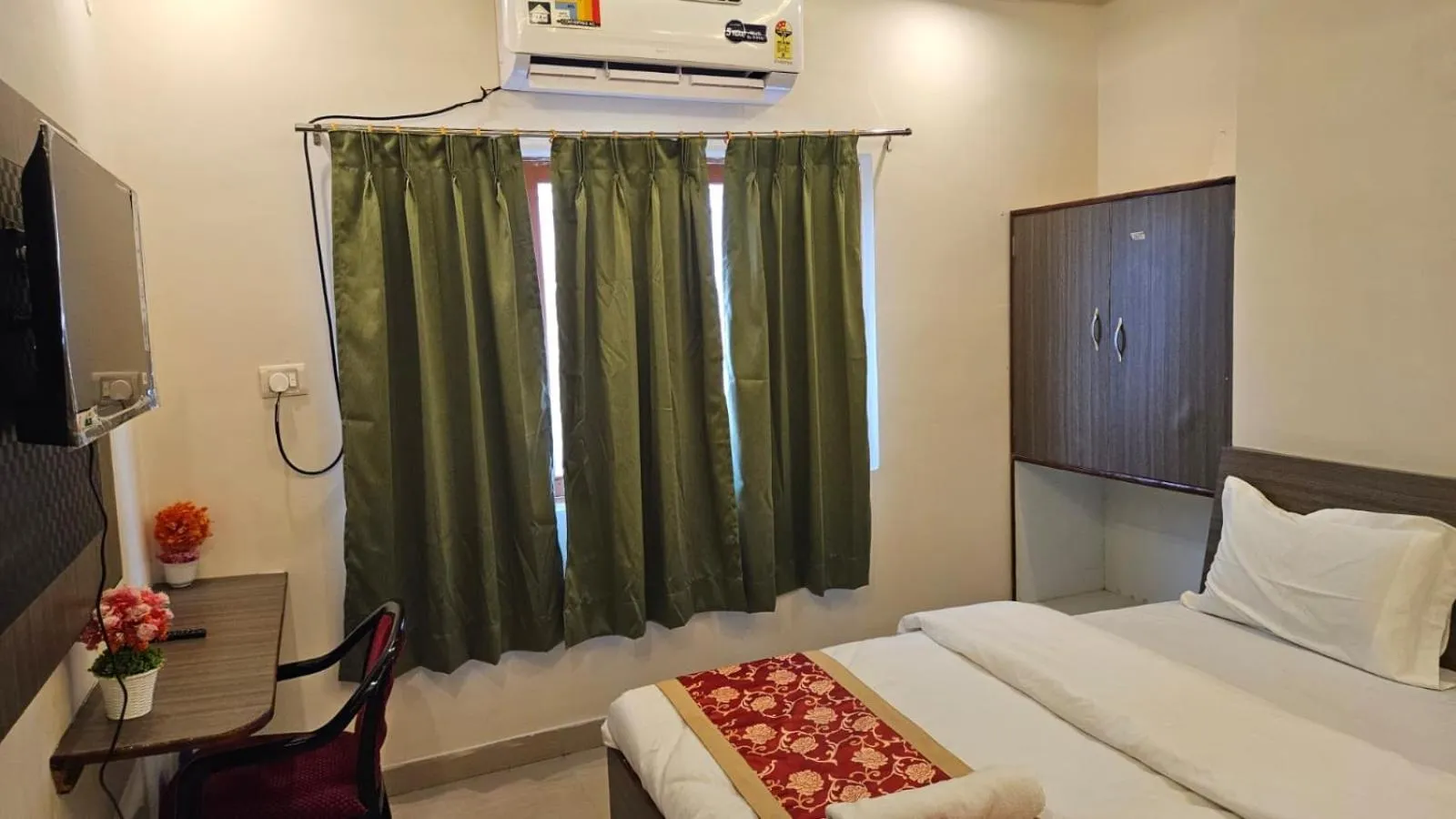 Bedroom, Bed in Bluebells Varanasi