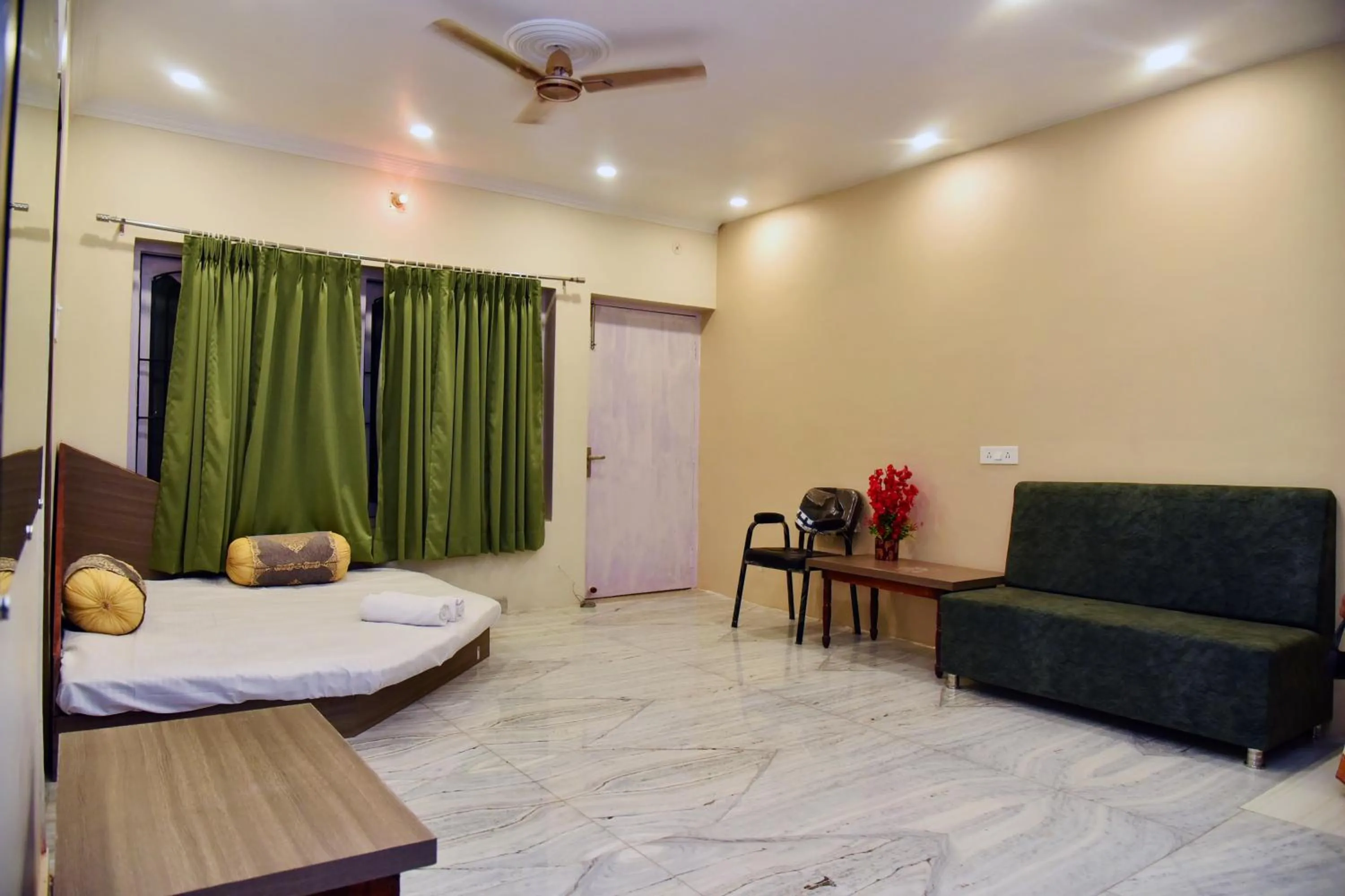 Living room, Bed in Bluebells Varanasi