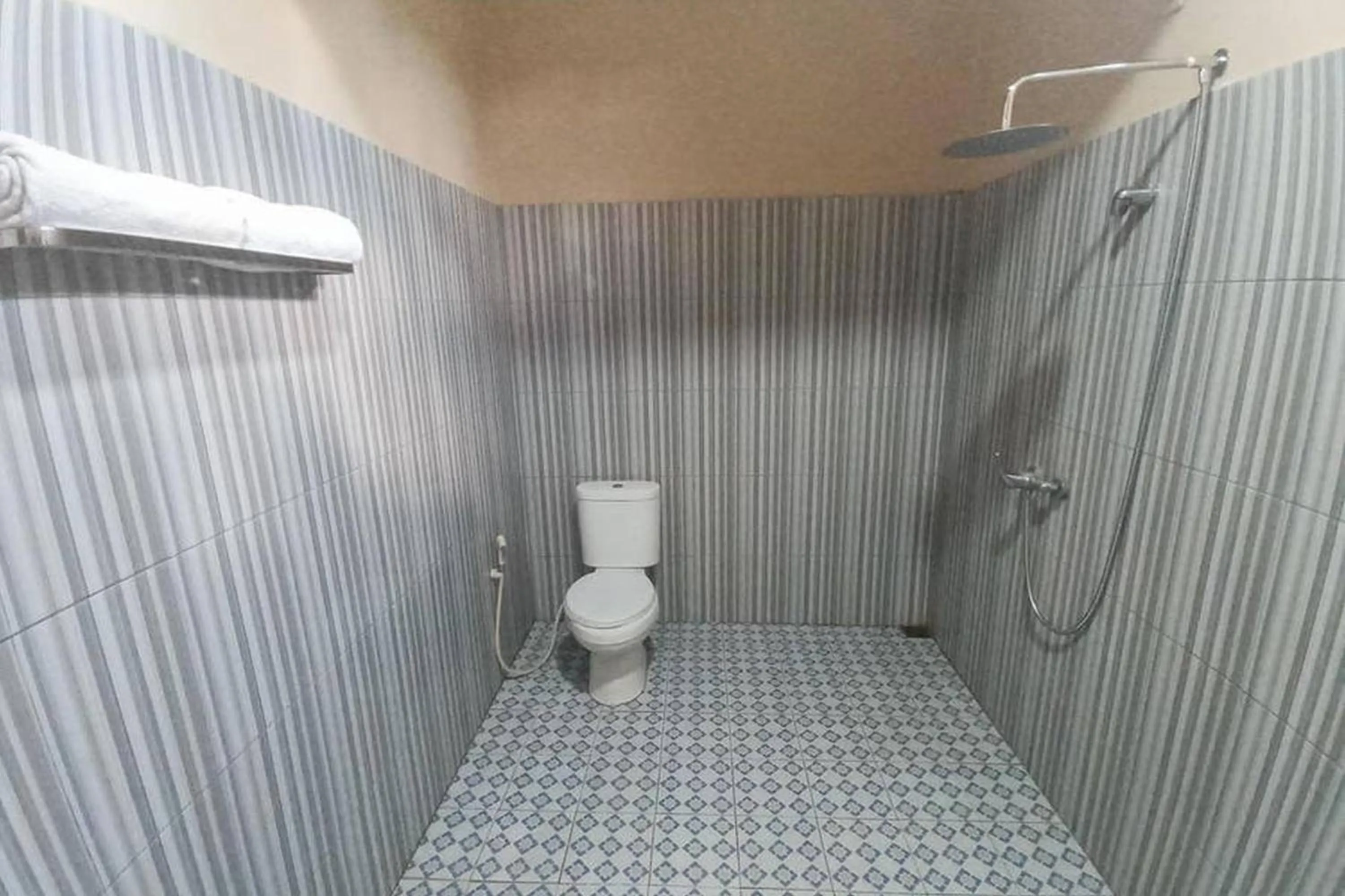 Bathroom in RedDoorz @ Waena Jayapura