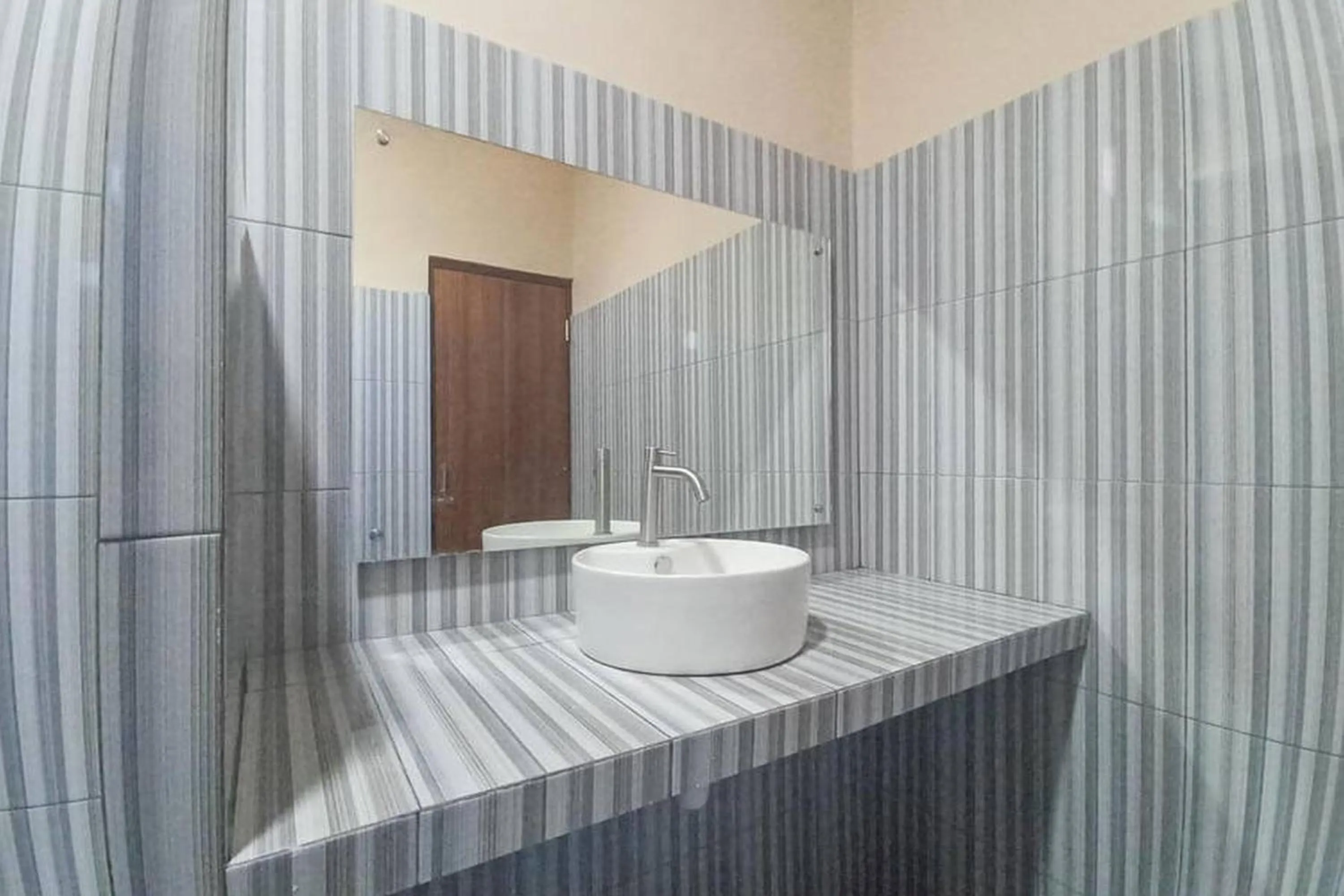 Bathroom in RedDoorz @ Waena Jayapura