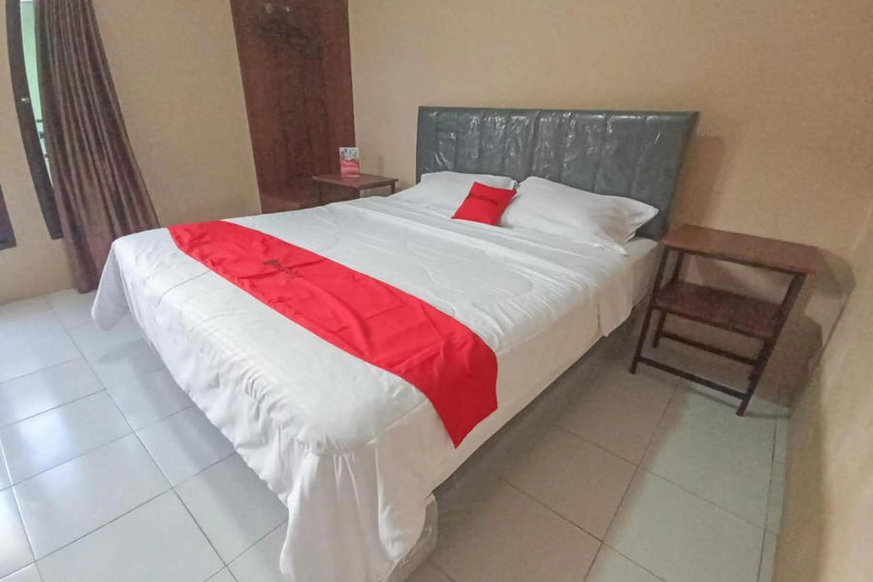 Bedroom, Bed in RedDoorz @ Waena Jayapura