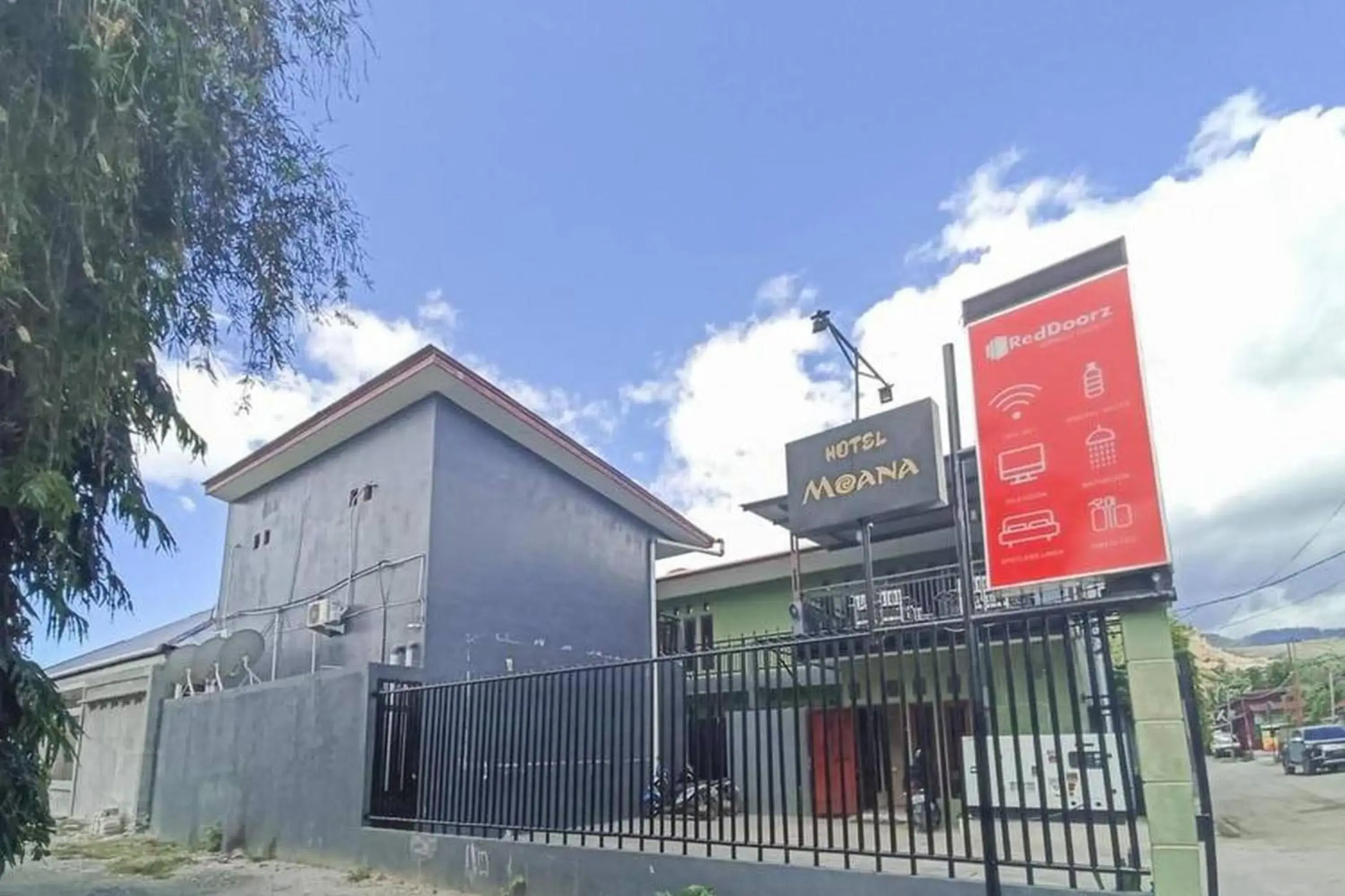 Property building in RedDoorz @ Waena Jayapura Property building in RedDoorz @ Waena Jayapura