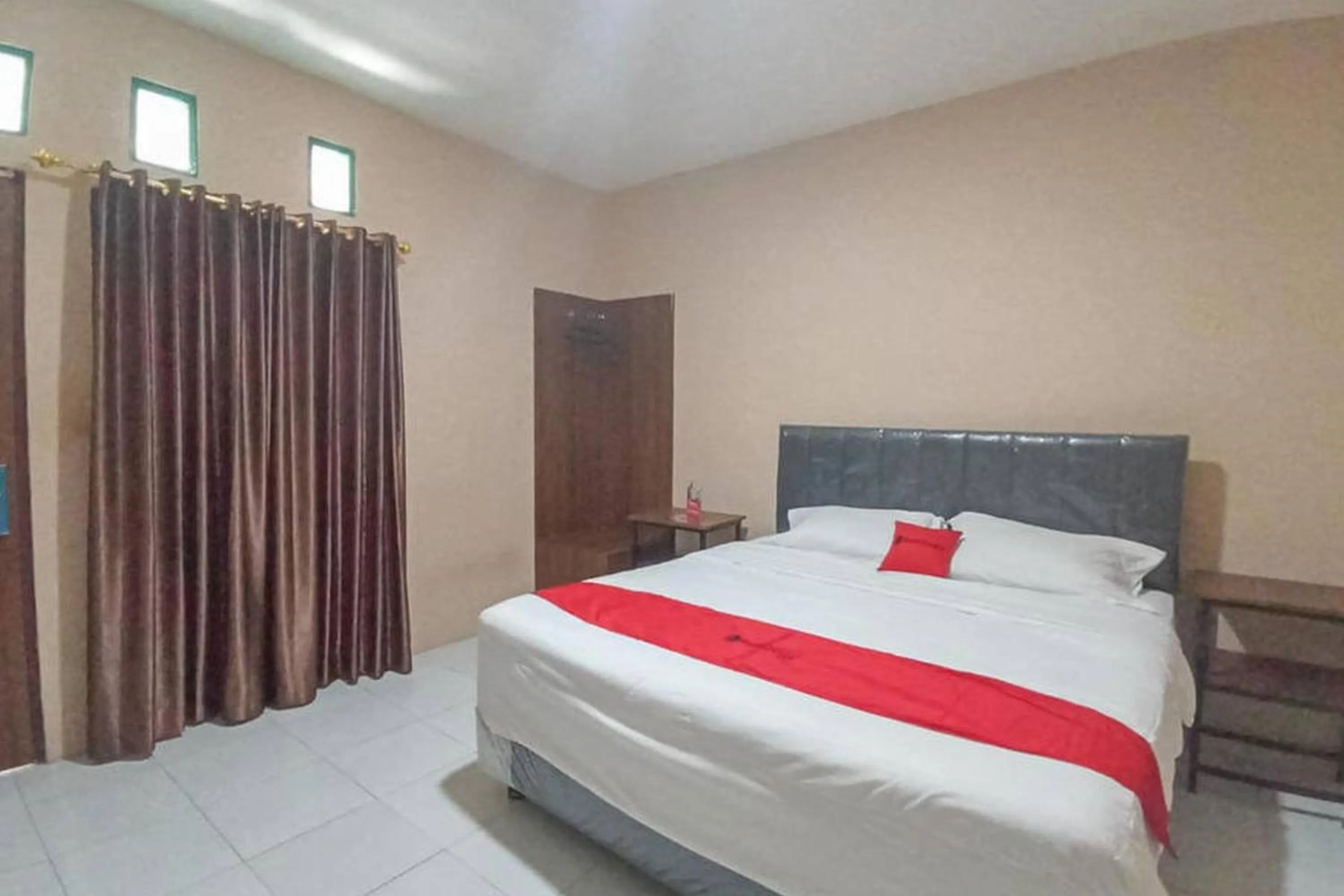 Bedroom, Bed in RedDoorz @ Waena Jayapura