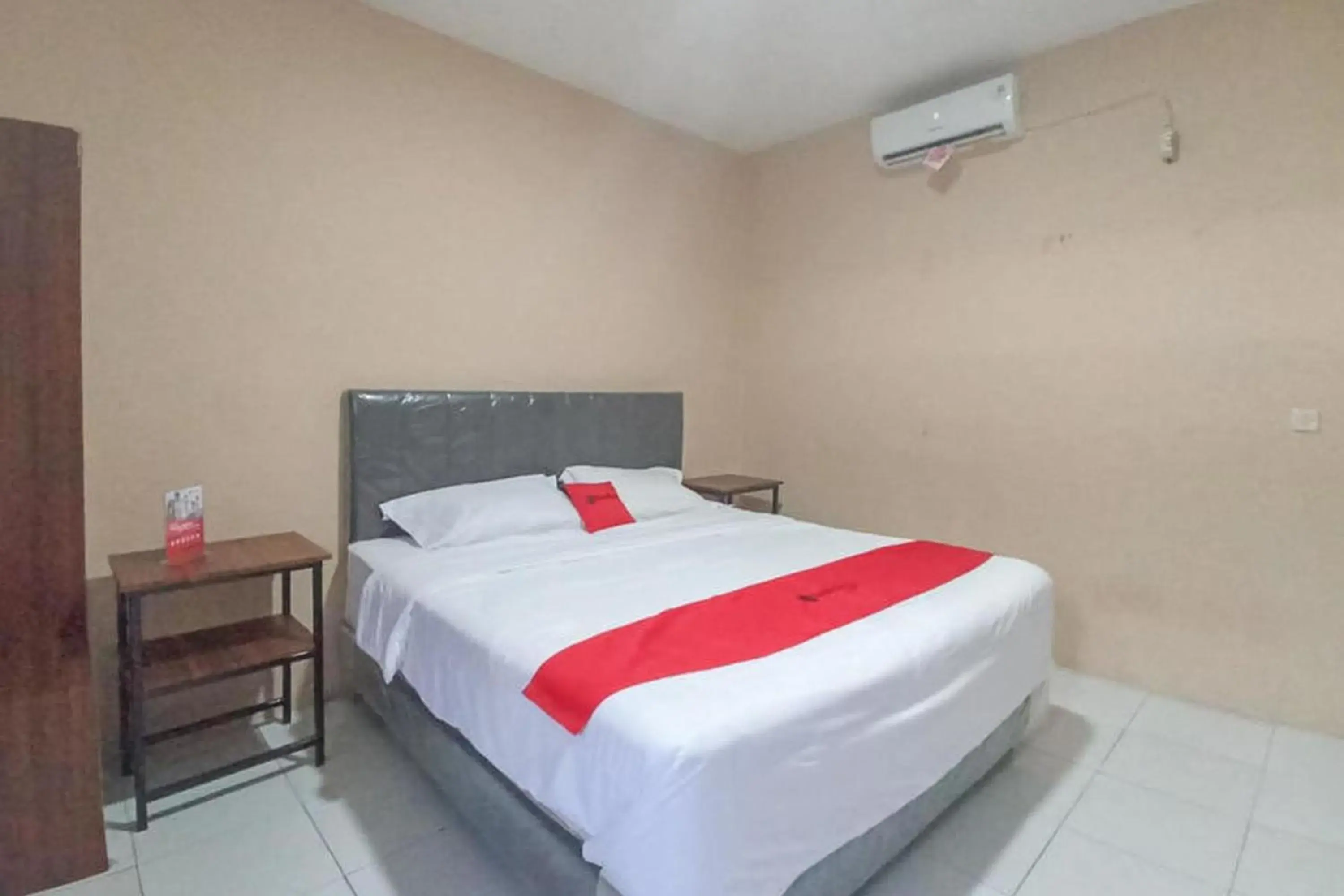 Bedroom, Bed in RedDoorz @ Waena Jayapura Bedroom, Bed in RedDoorz @ Waena Jayapura