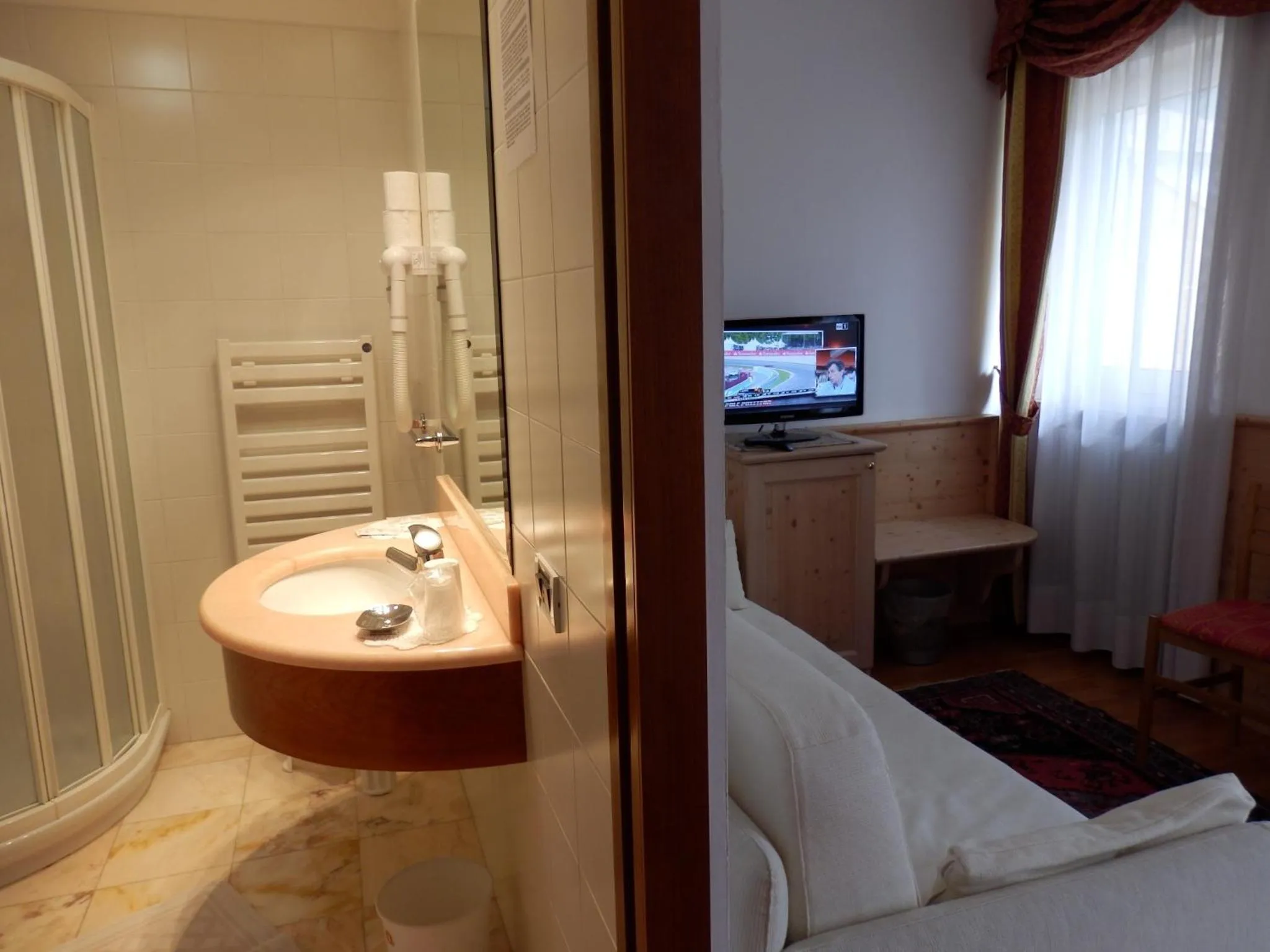 Bathroom, Bed in Hotel Dolomiti