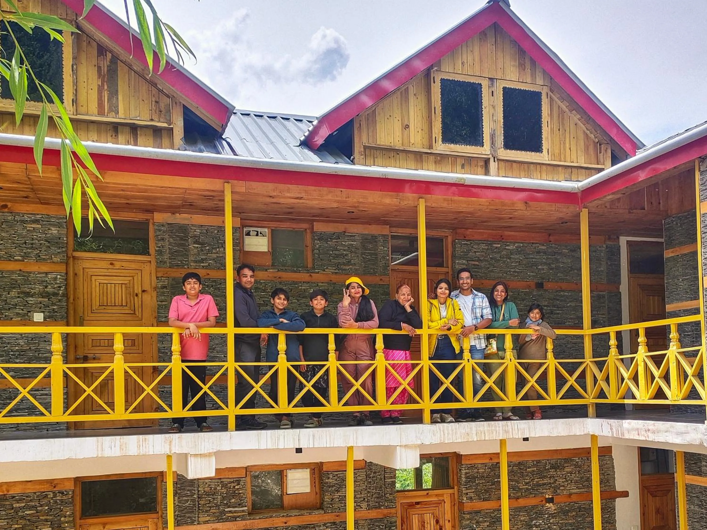 Restaurant/places to eat in Peppy Nomads Luxuria
