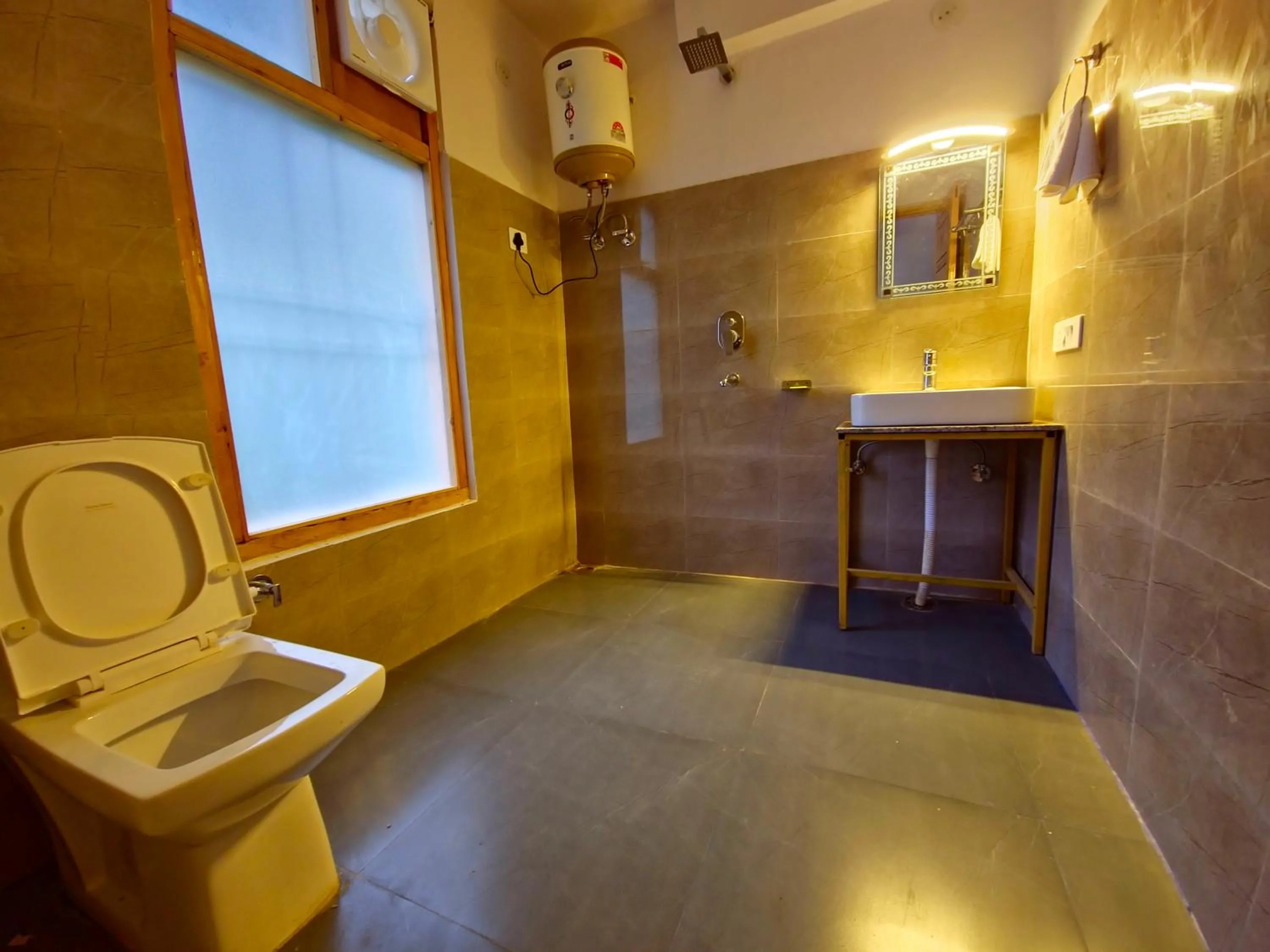 Toilet in Peppy Nomads Luxuria